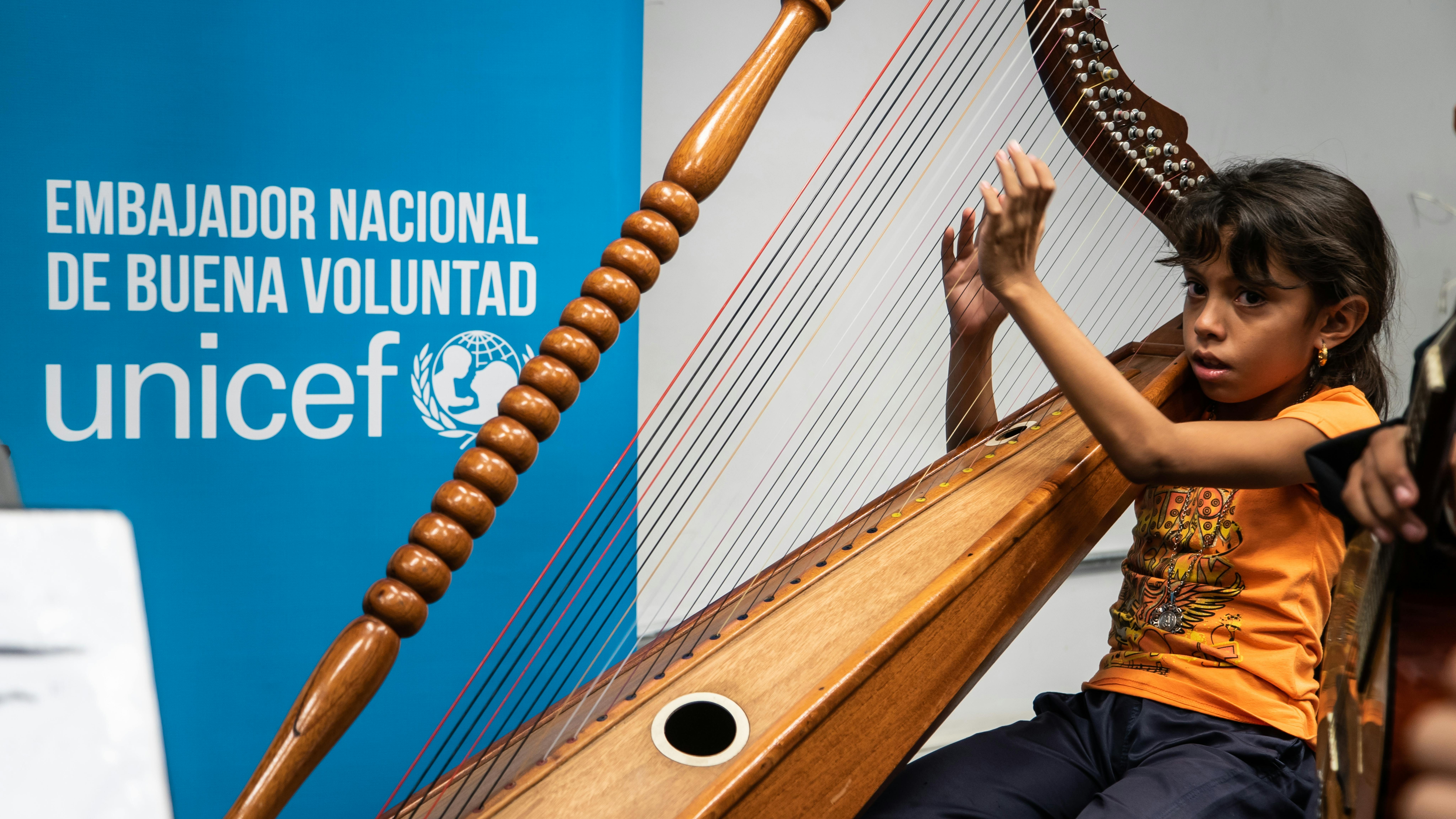 La piccola Anita ha imparato ha suonare l'arpa nella scuola gratuita di musica El Sistema, supportata dall'UNICEF in Venezuela. 