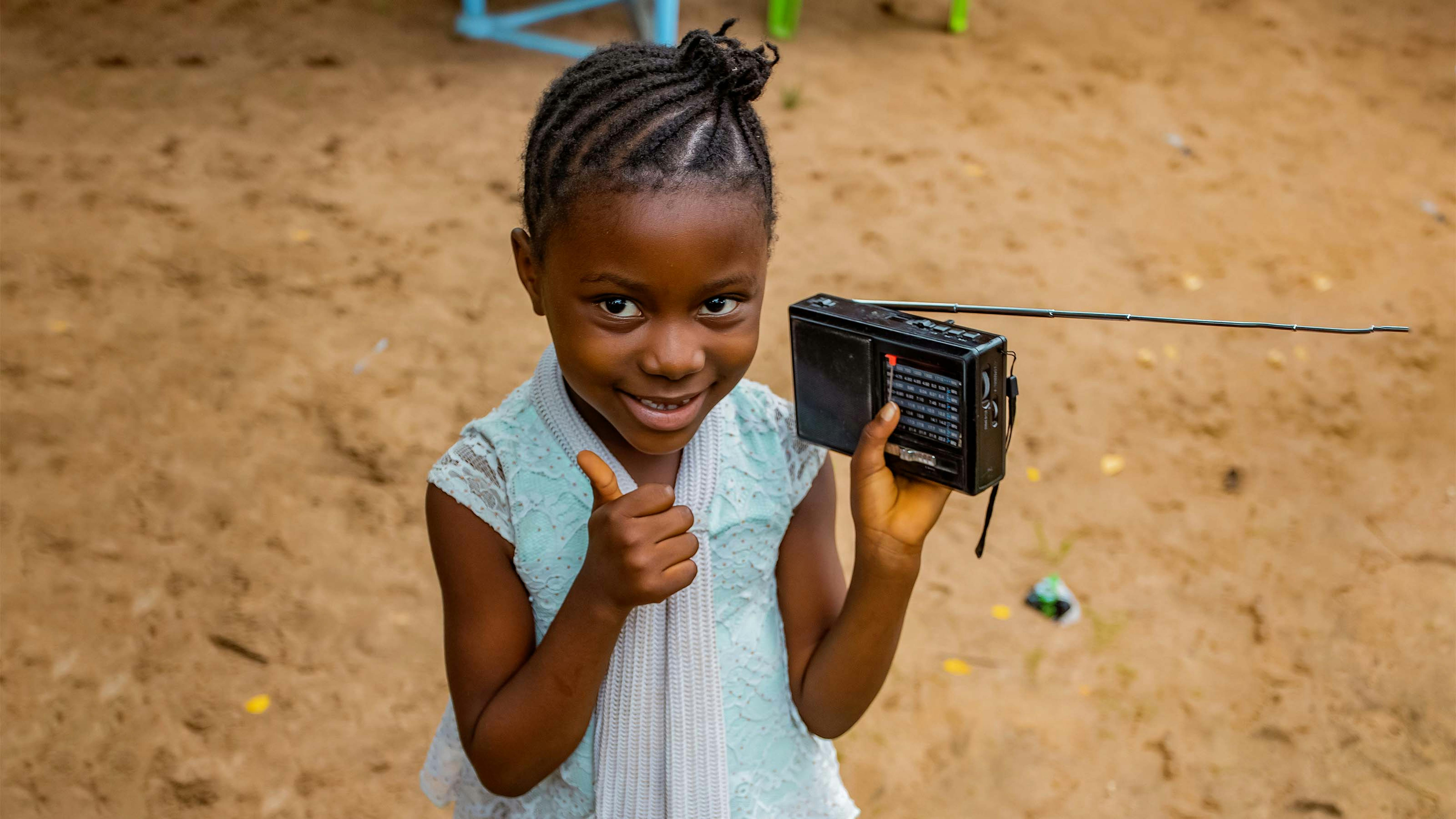 Congo,  Abigaël, 8 anni, ascolta la lezione alla radio