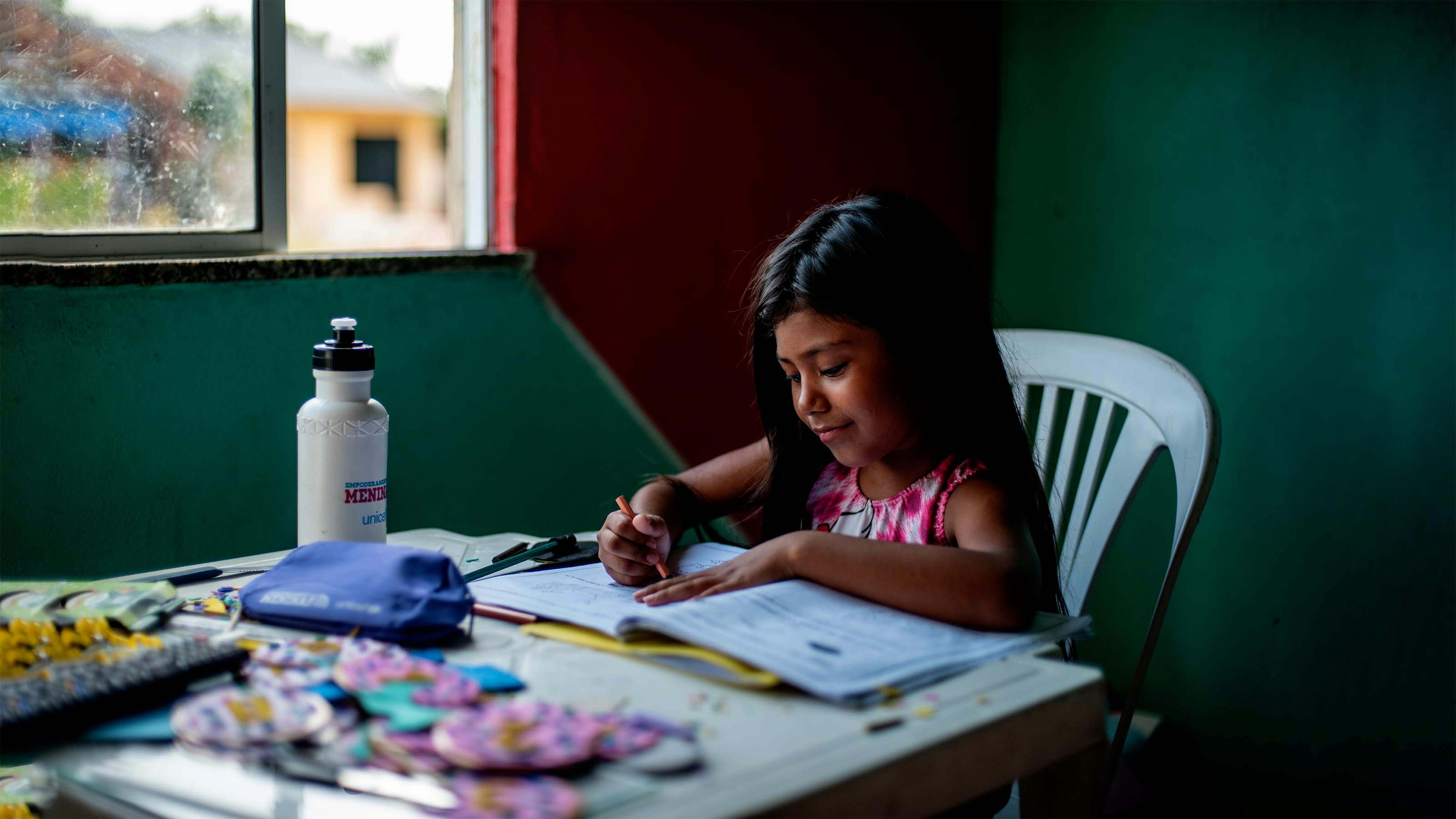 Brasile, Ágata Melo, 8 anni, fa i compiti nella sua casa di Vigia