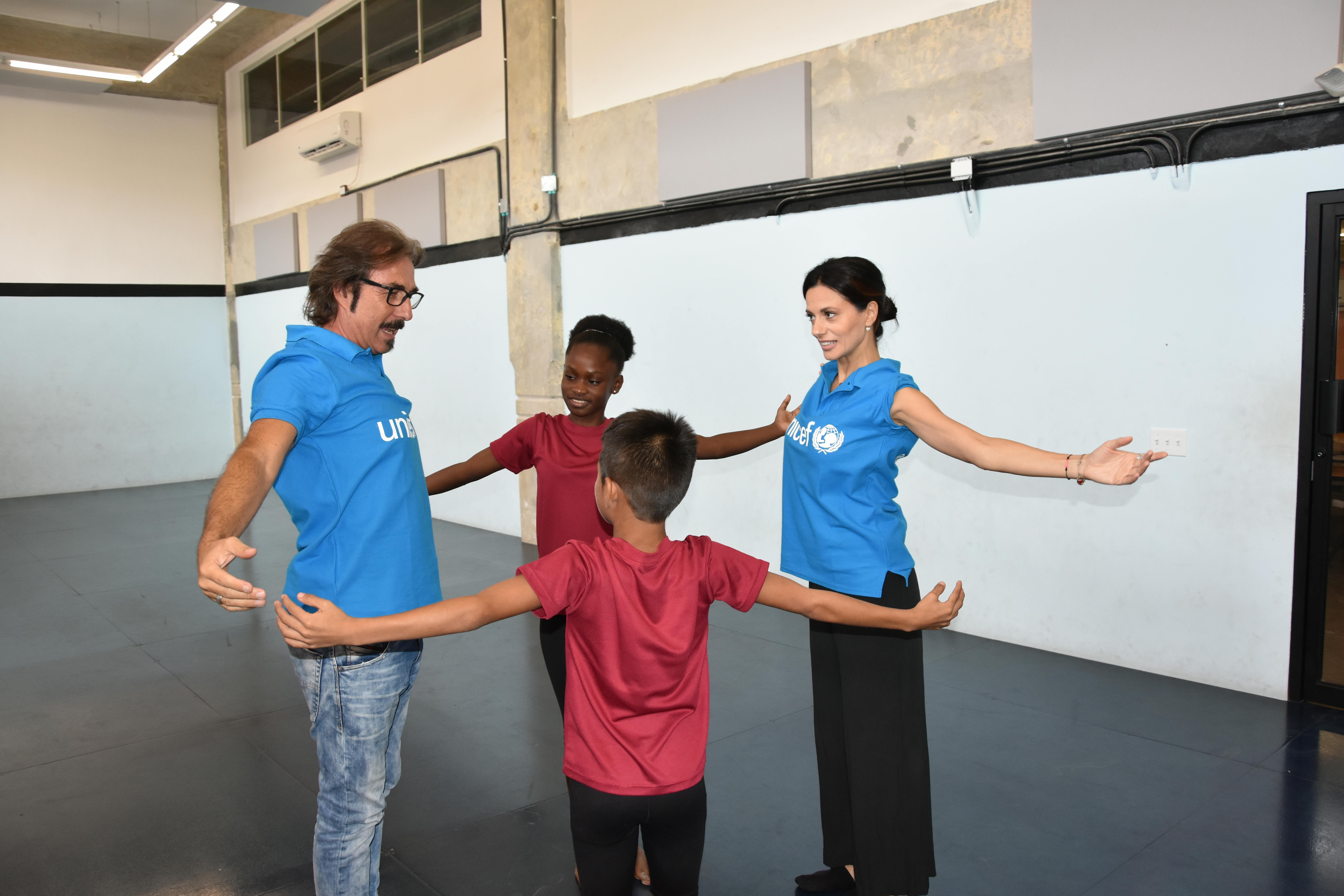 Luciano Cannito e Rossella Brescia a Panama visitano la scuola “Enlaces”. Qui bambini e ragazzi dai 9 ai 18 anni, che vivono in quartieri caratterizzati da alti livelli di povertà e violenza, imparano a danzare