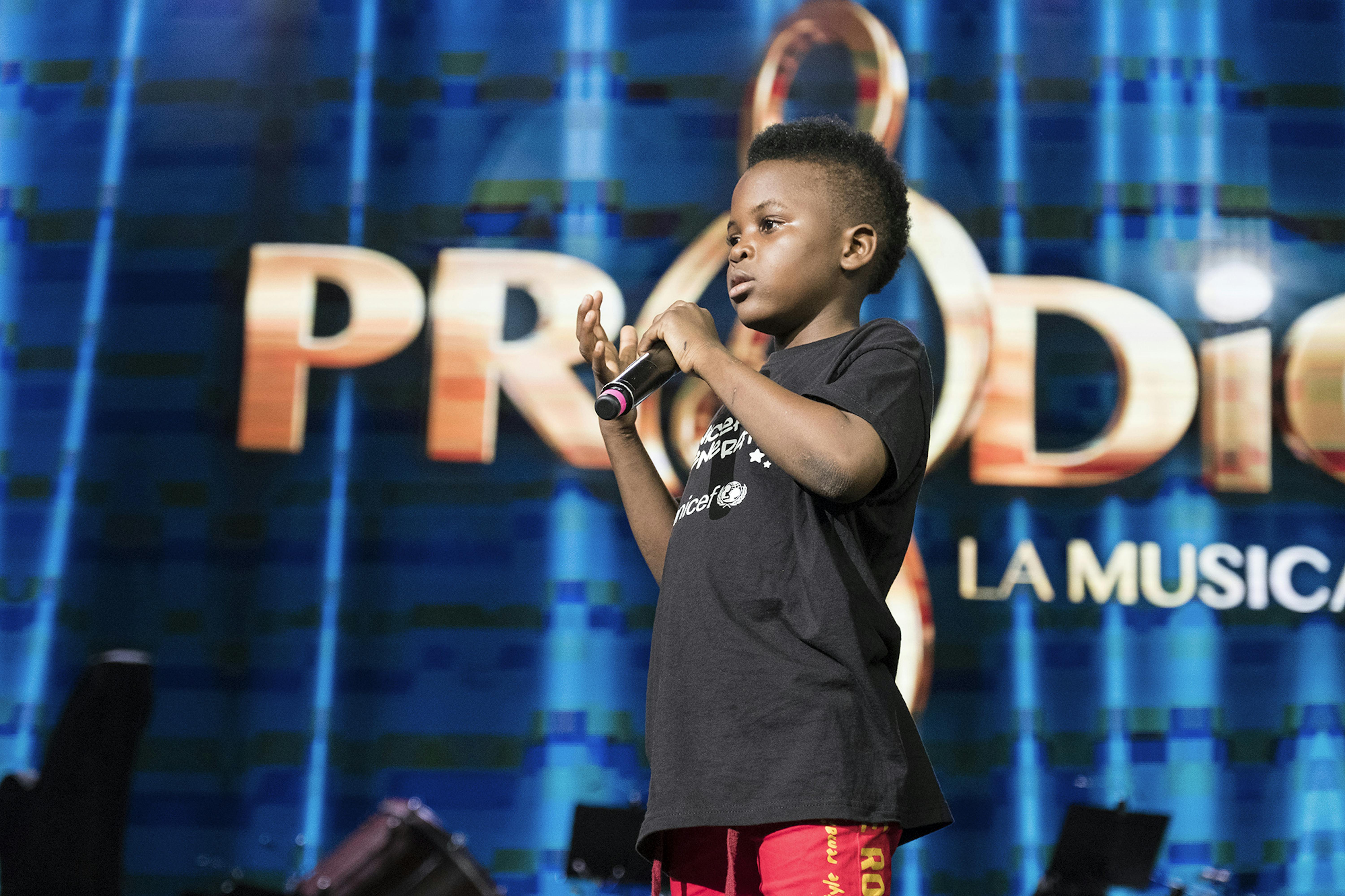 Sul palco di Prodigi il piccolo Leonus Johnson, cantante di 8 anni della Sierra Leone, che sensibilizza le comunità locali sulla fondamentale importanza dell’istruzione scolastica, gratuita e di qualità. 