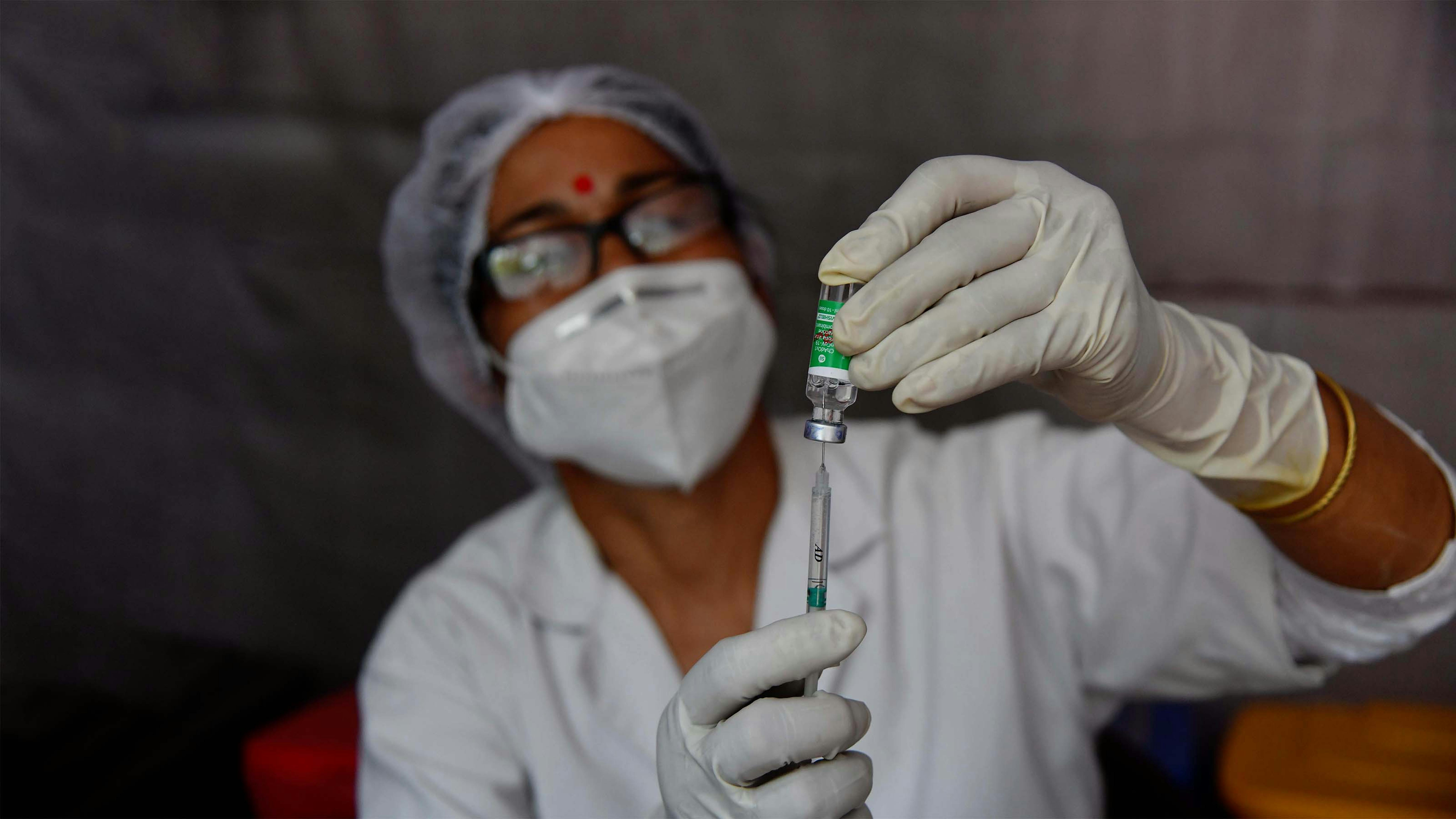 India, un operatore sanitario prepara una dose di vaccino anti covid-19