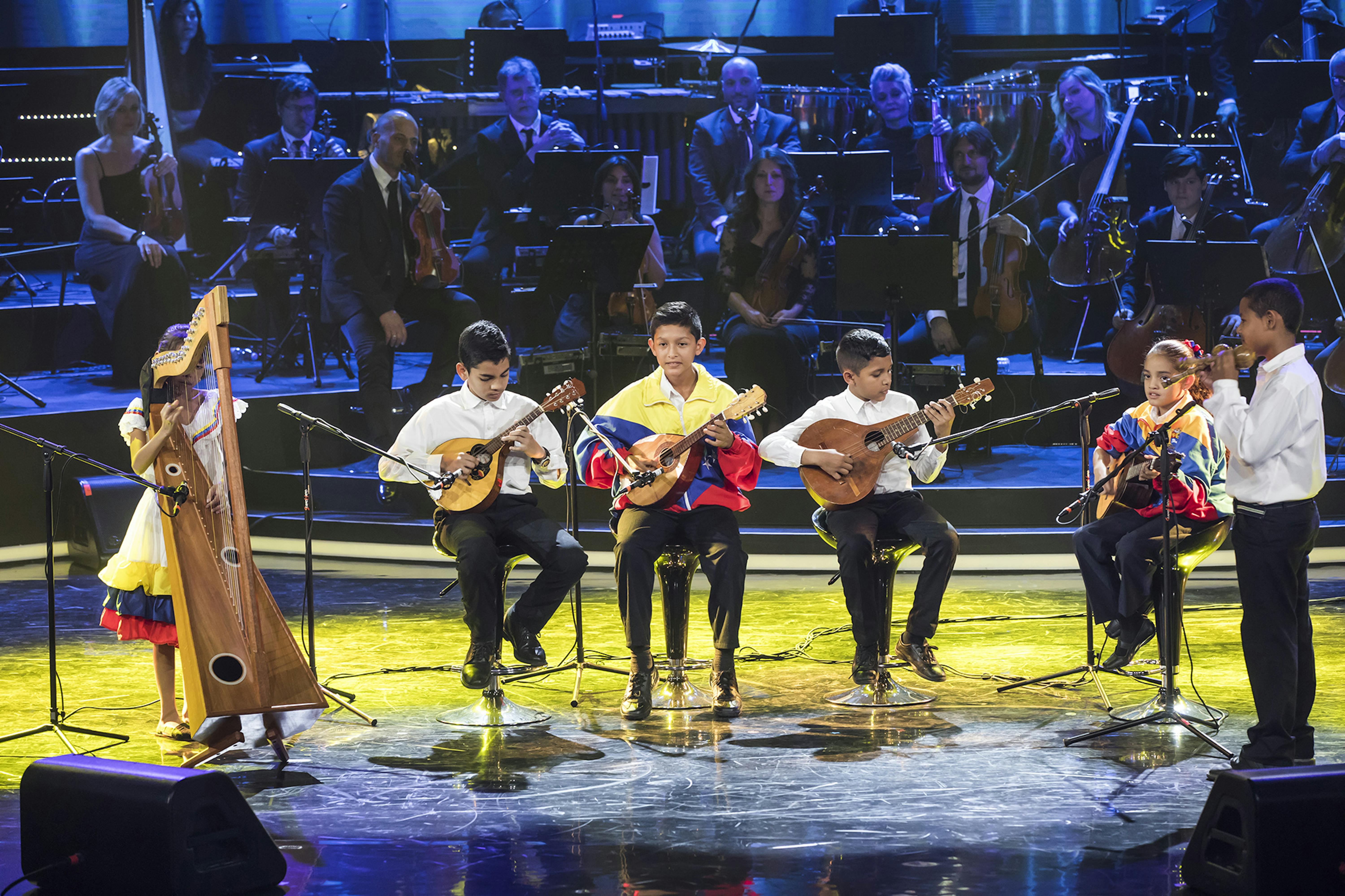 I ragazzi della scuola El Sistema, dal Venezuela, si esibiscono sul palco di Prodigi