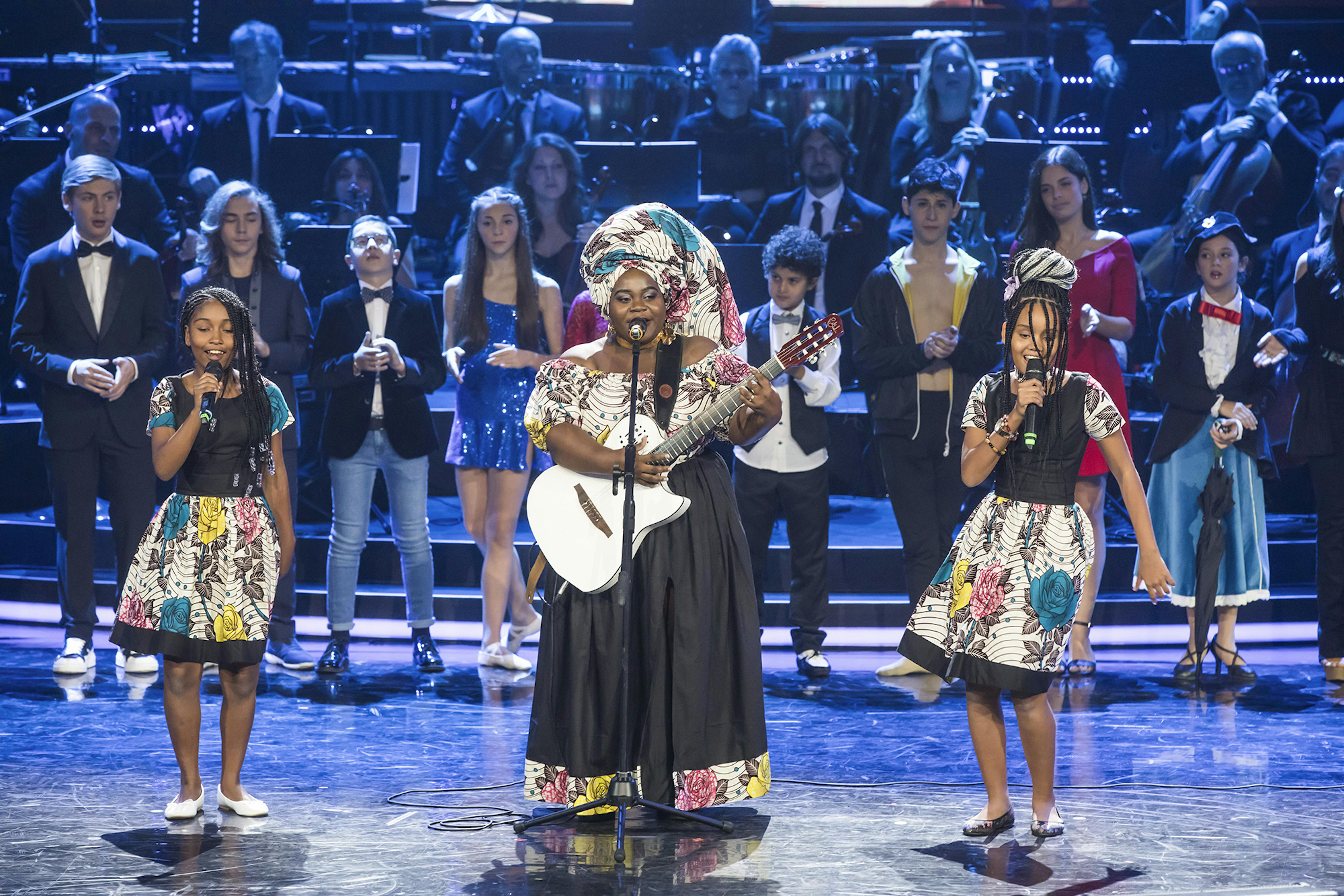 Nelida Karr insieme a Lisa e Rea, due studentesse della sua scuola di musica "Mosart". La scuola attraverso l'arte, porta alla luce i talenti di tutti i bambini dalla Guinea Equatoriale