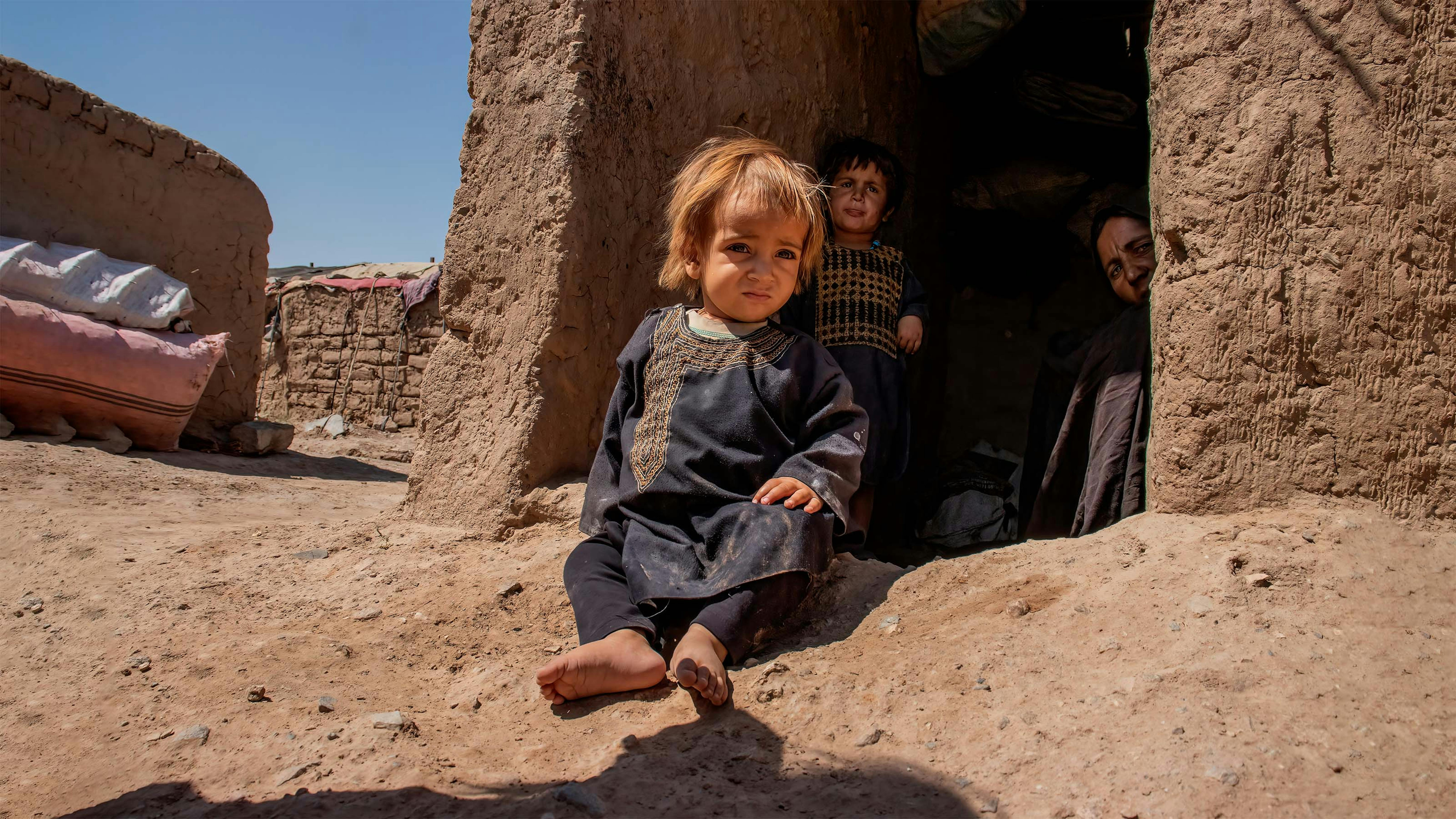 Afghanista, un bambino fuori della sua abitazione a Herat