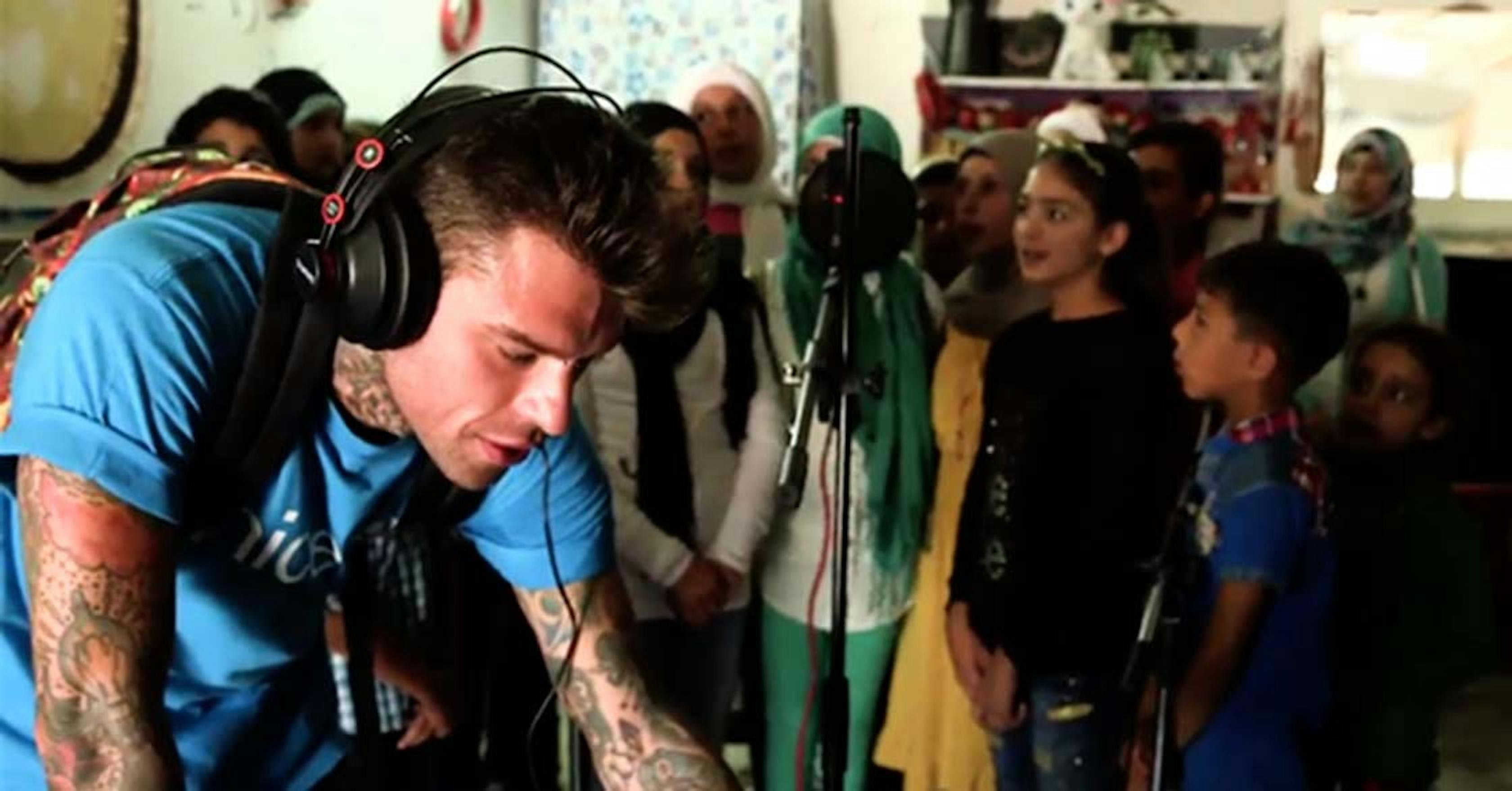 Fedez sul campo in Libano ha mostrato ai ragazzi del campo profughi un piccolo studio di registrazione digitale