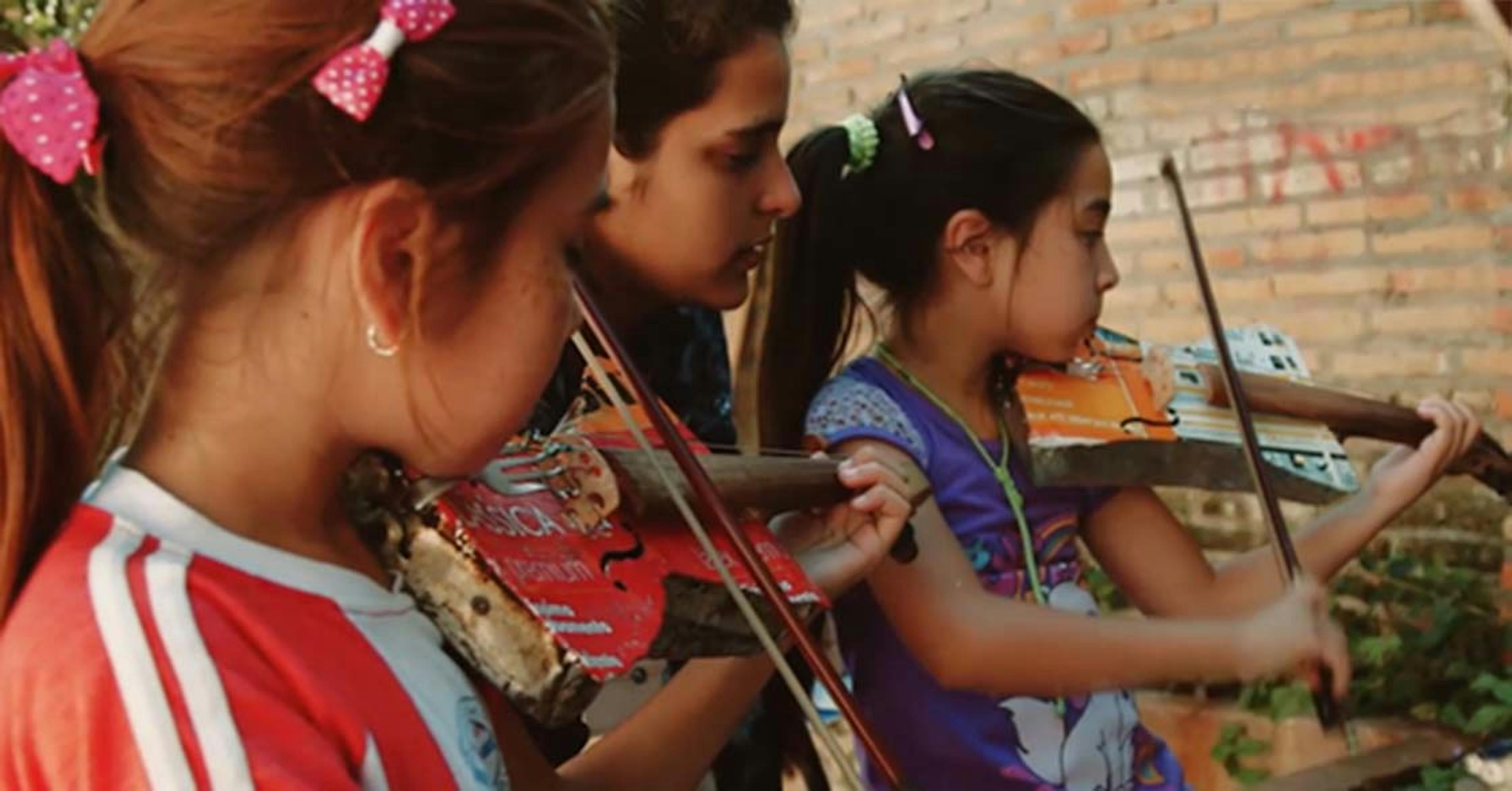 La storia della Recycled Orchestra of Cateura: in Paraguay una comunità è riuscita a costruire strumenti musicali con i rifiuti di una discarica, fino a formare una vera e propria orchestra.