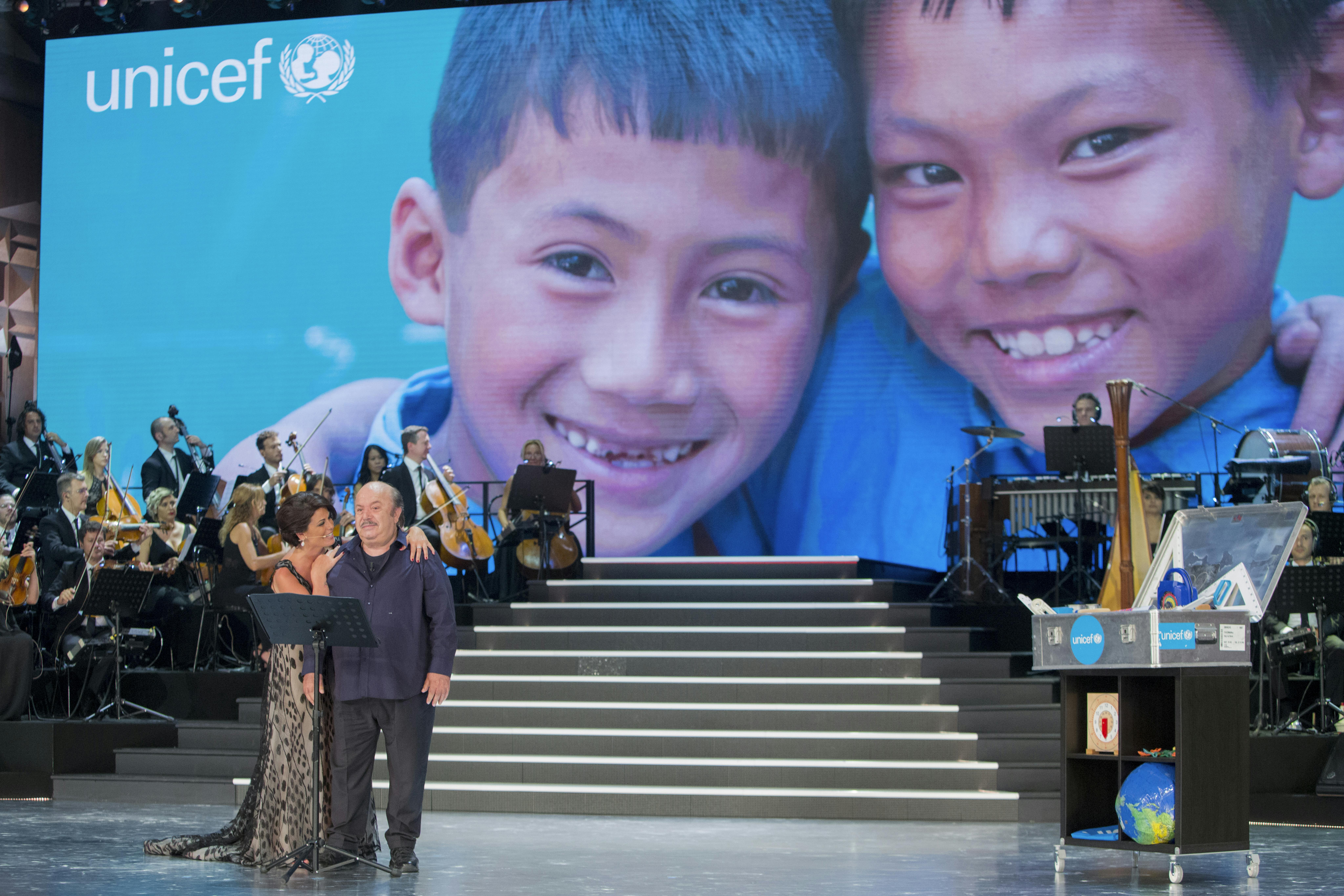 Vanessa Incontrada abbraccia sul palco Lino Banfi, ambasciatore UNICEF. L’attore legge una lettera scritta da una mamma siriana per il figlio morto durante una traversata sui barconi.