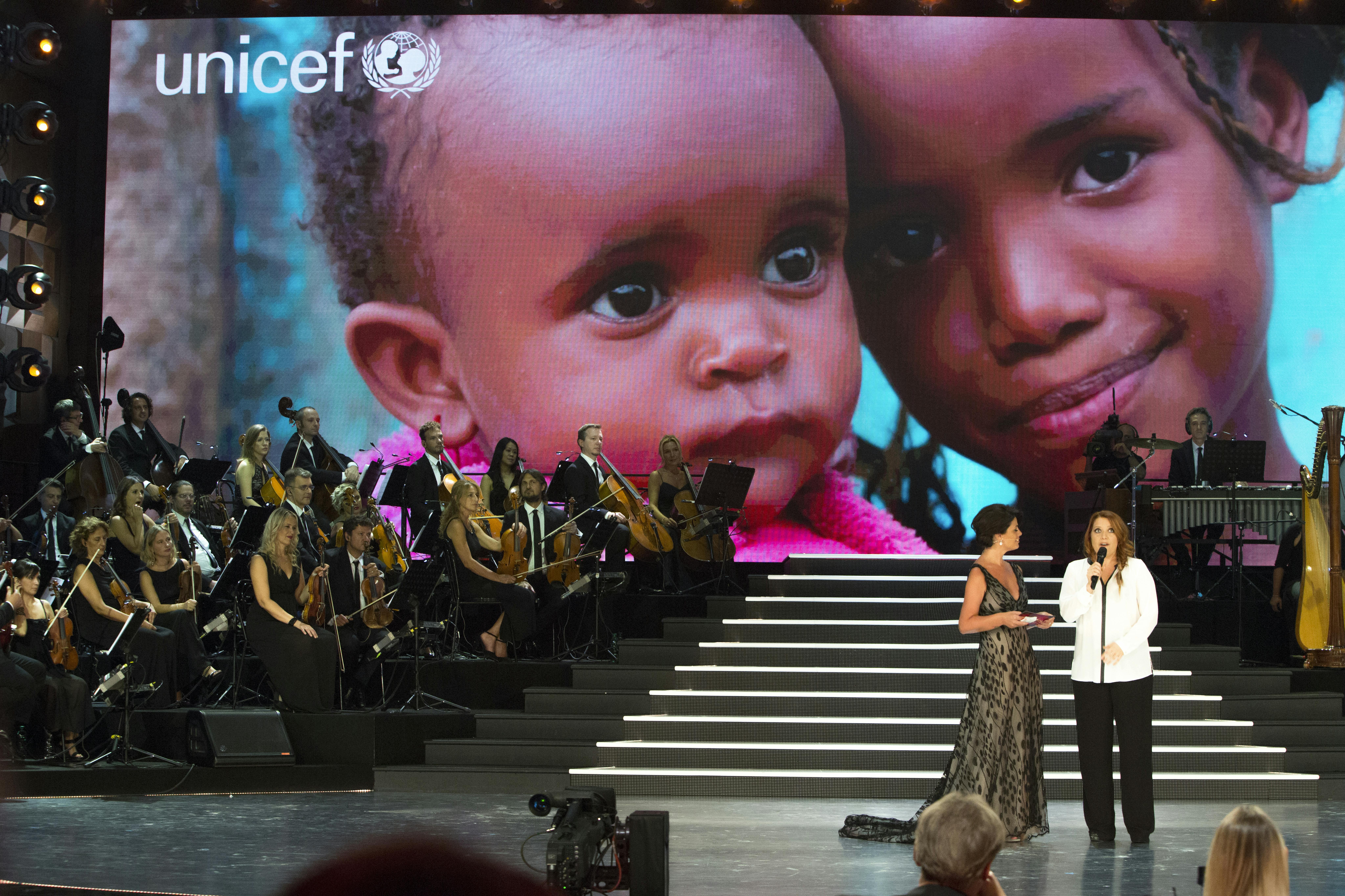 Sul palco di Prodigi Noemi: la cantante ha dedicato all'UNICEF la sua canzone 