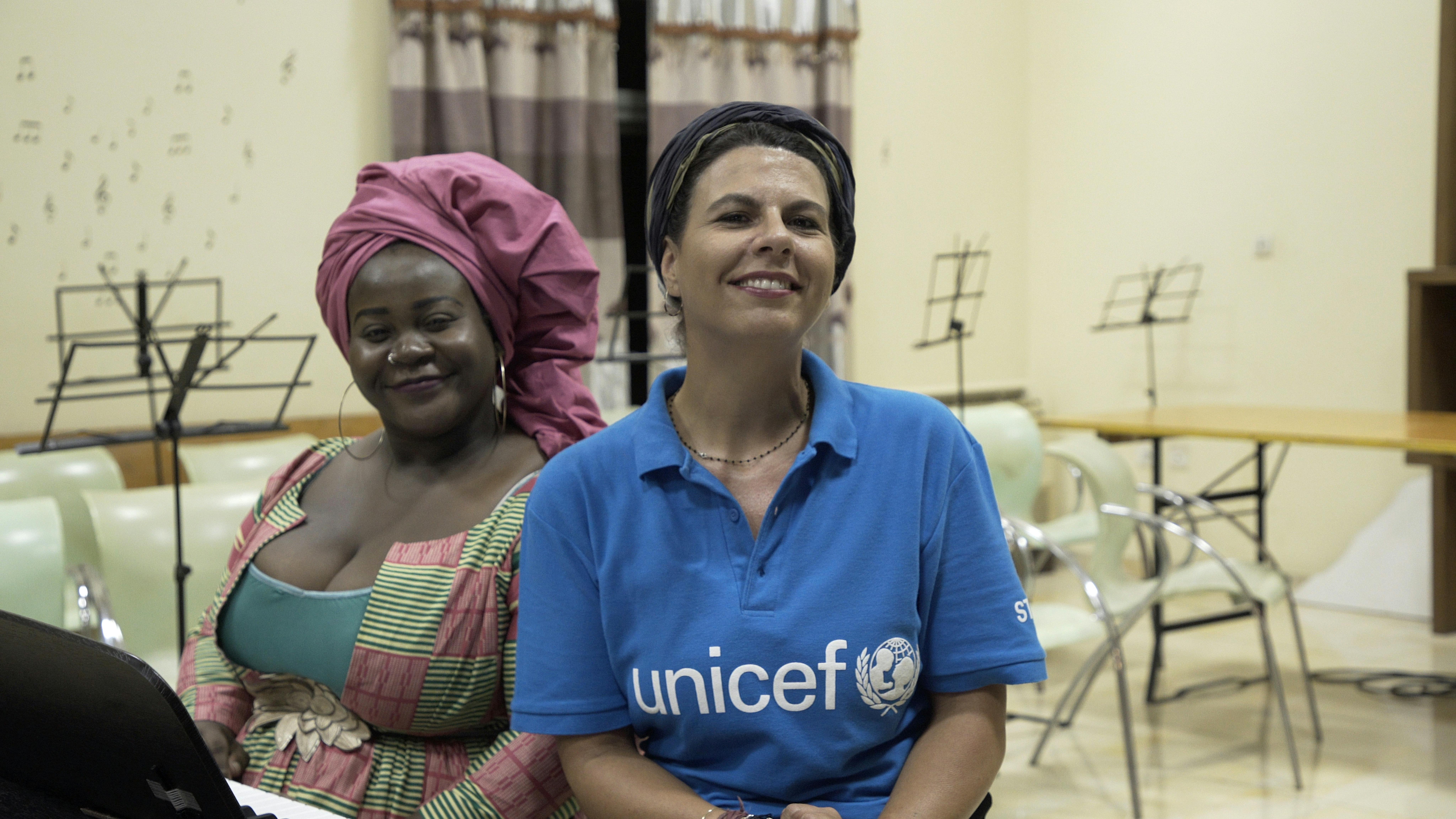 Guinea Equatoriale, Geppi Cucciari visita la scuola Mosart della cantante Nelida Karr