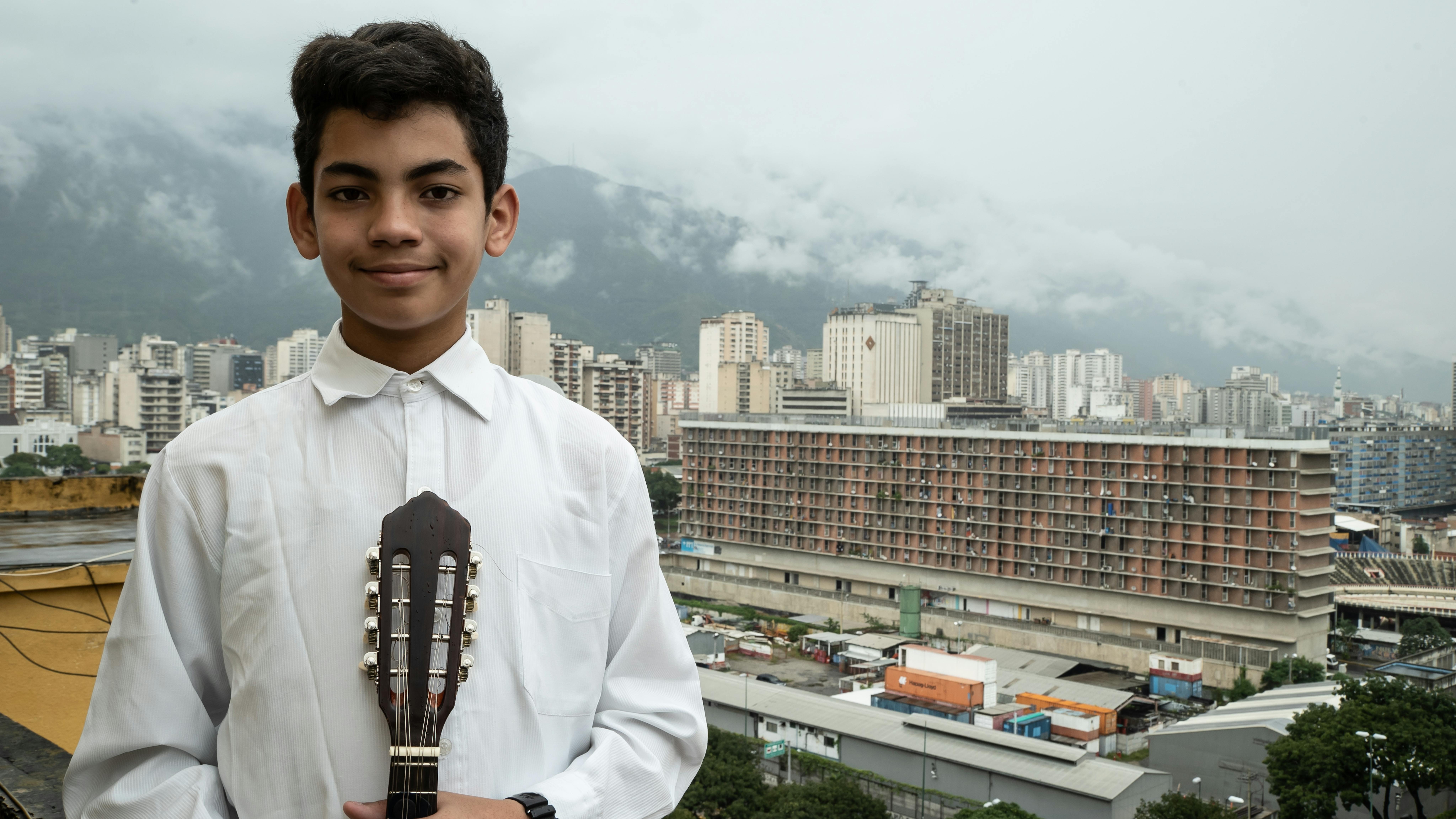 Josué, 12 anni, piccolo talento del Venezuela, ha imparato a suonare il mandolino e superare momenti difficili grazie alla musica
