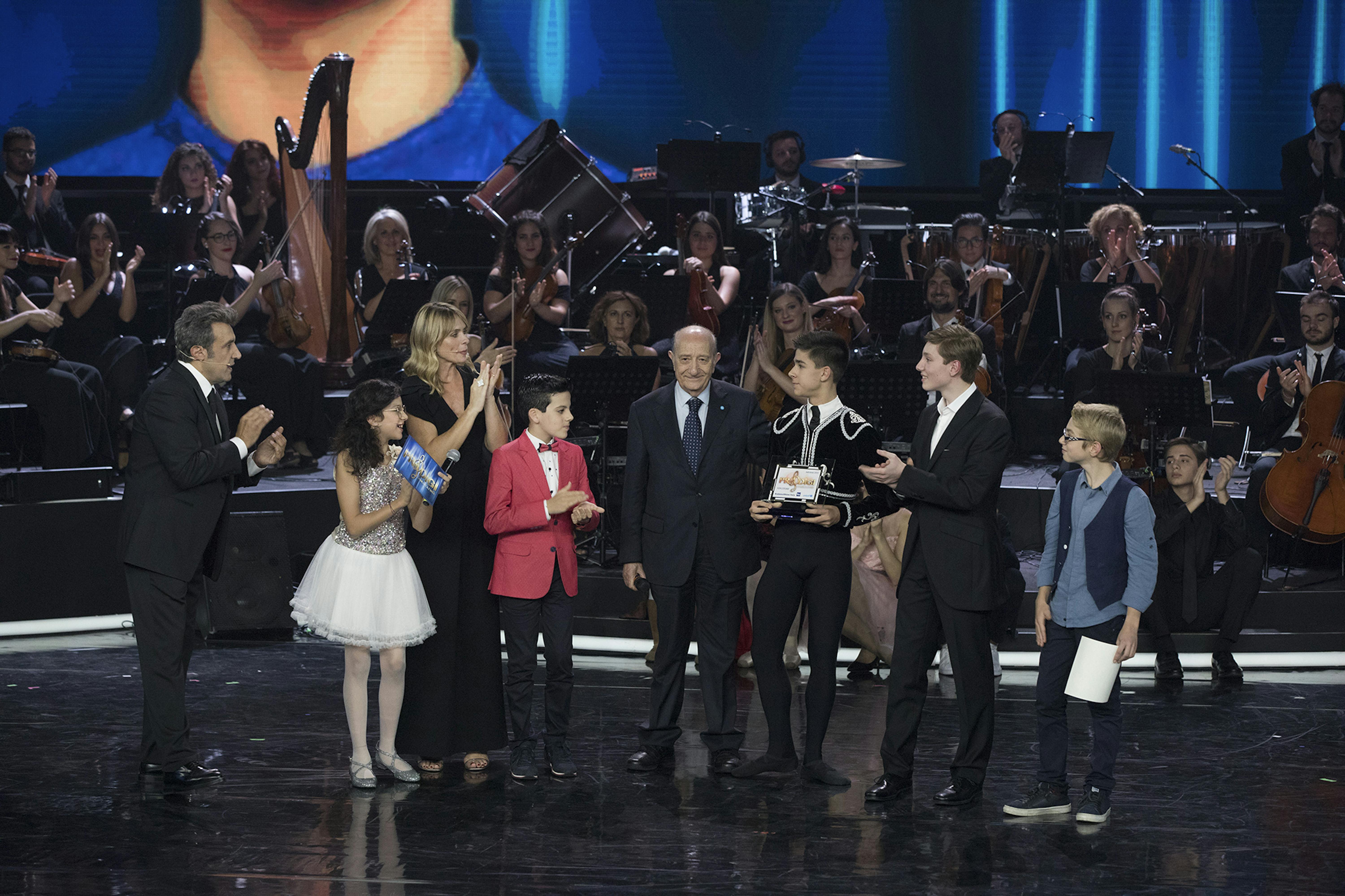 Il Presidente UNICEF Francesco Samengo consegna il premio Prodigi 2019 al vincitore Davide Alphandery