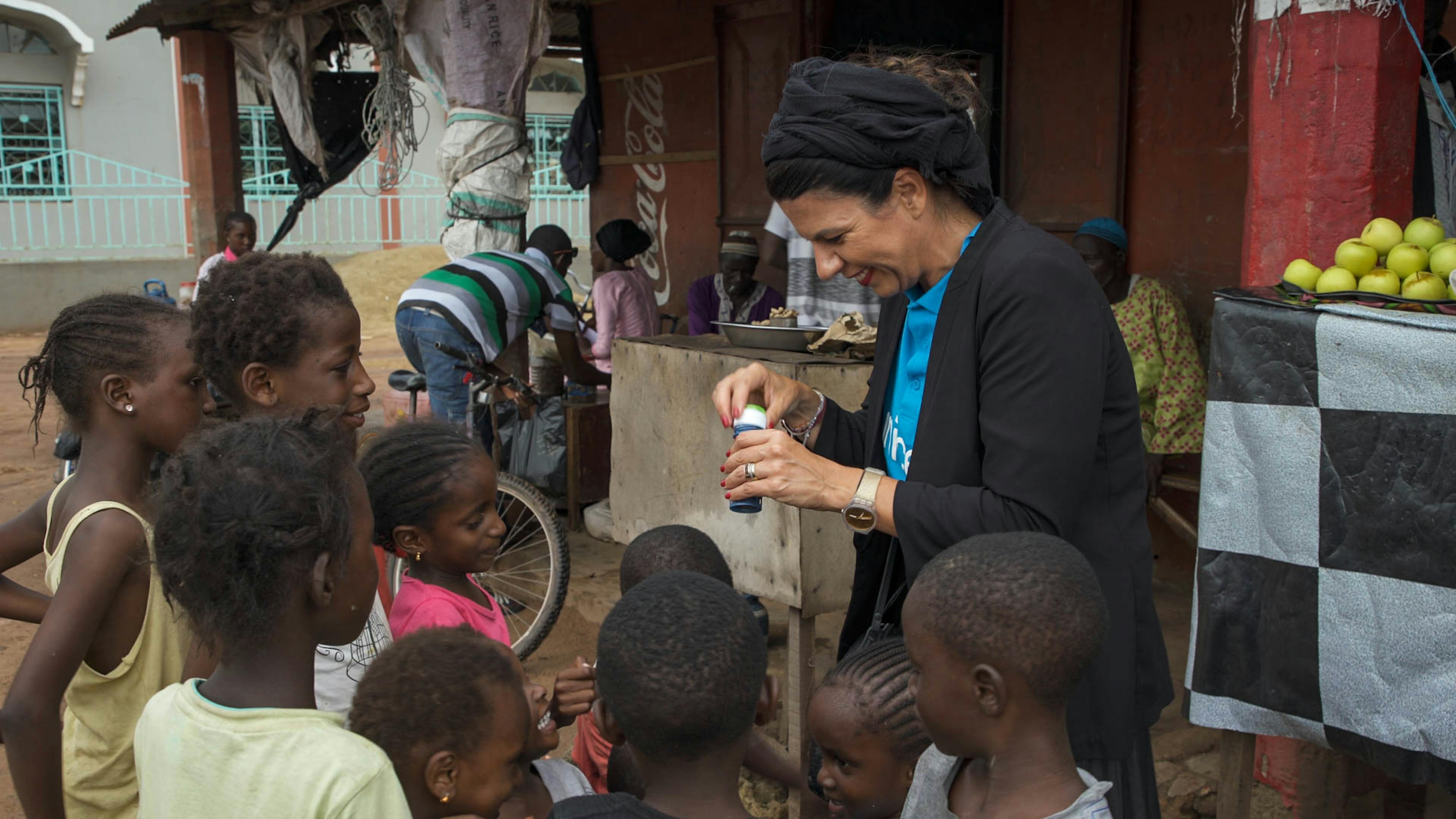 Geppi Cucciari in missione con UNICEF in Gambia gioca con alcuni bambini incontrati per strada