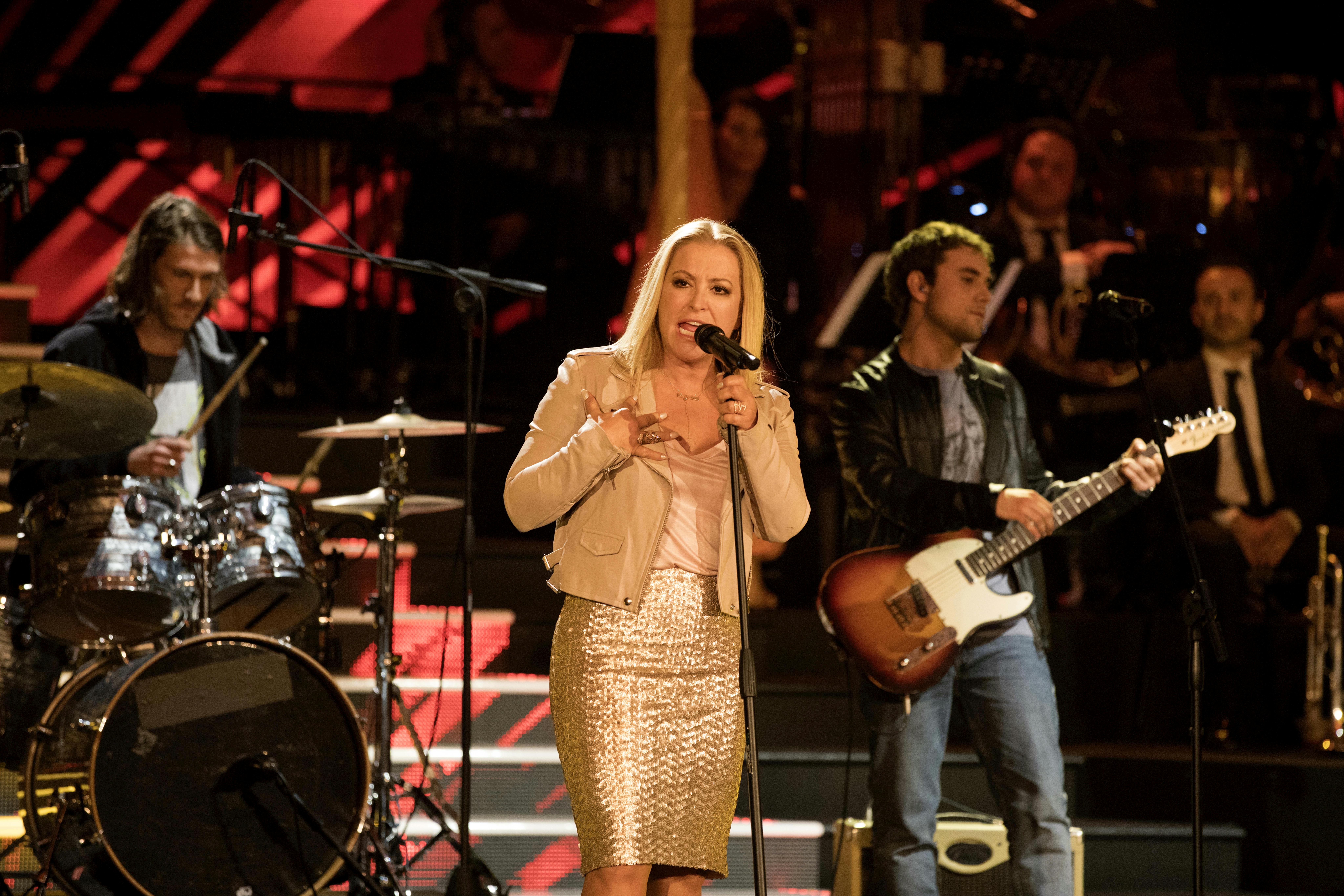 Anastacia si esibisce sul palco di Prodigi. La cantante ha lanciato un appello a favore dell'UNICEF per aiutare tutti i bambini del mondo