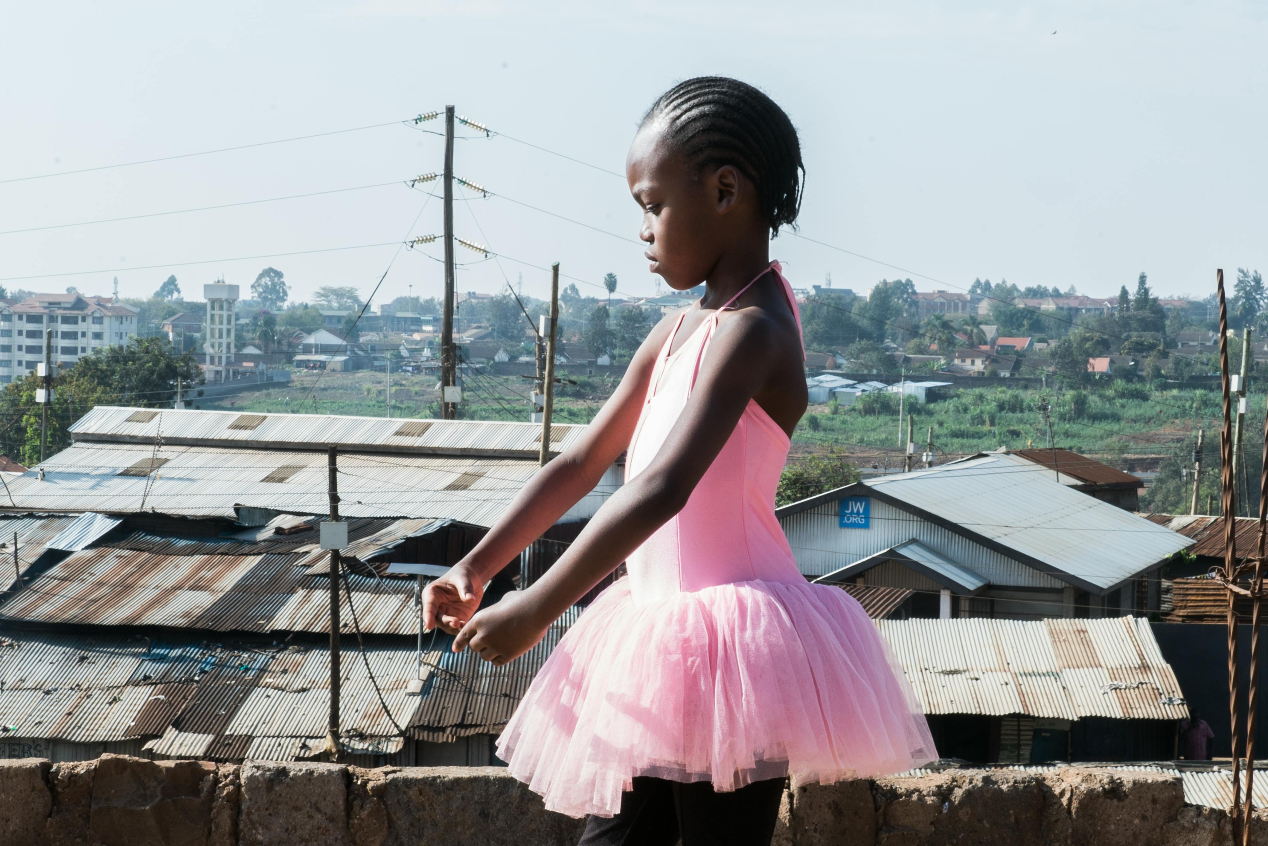 Bambina ballerina di danza classica, sullo sfondo lo slum di Kibera, a Nairobi, in Kenya 