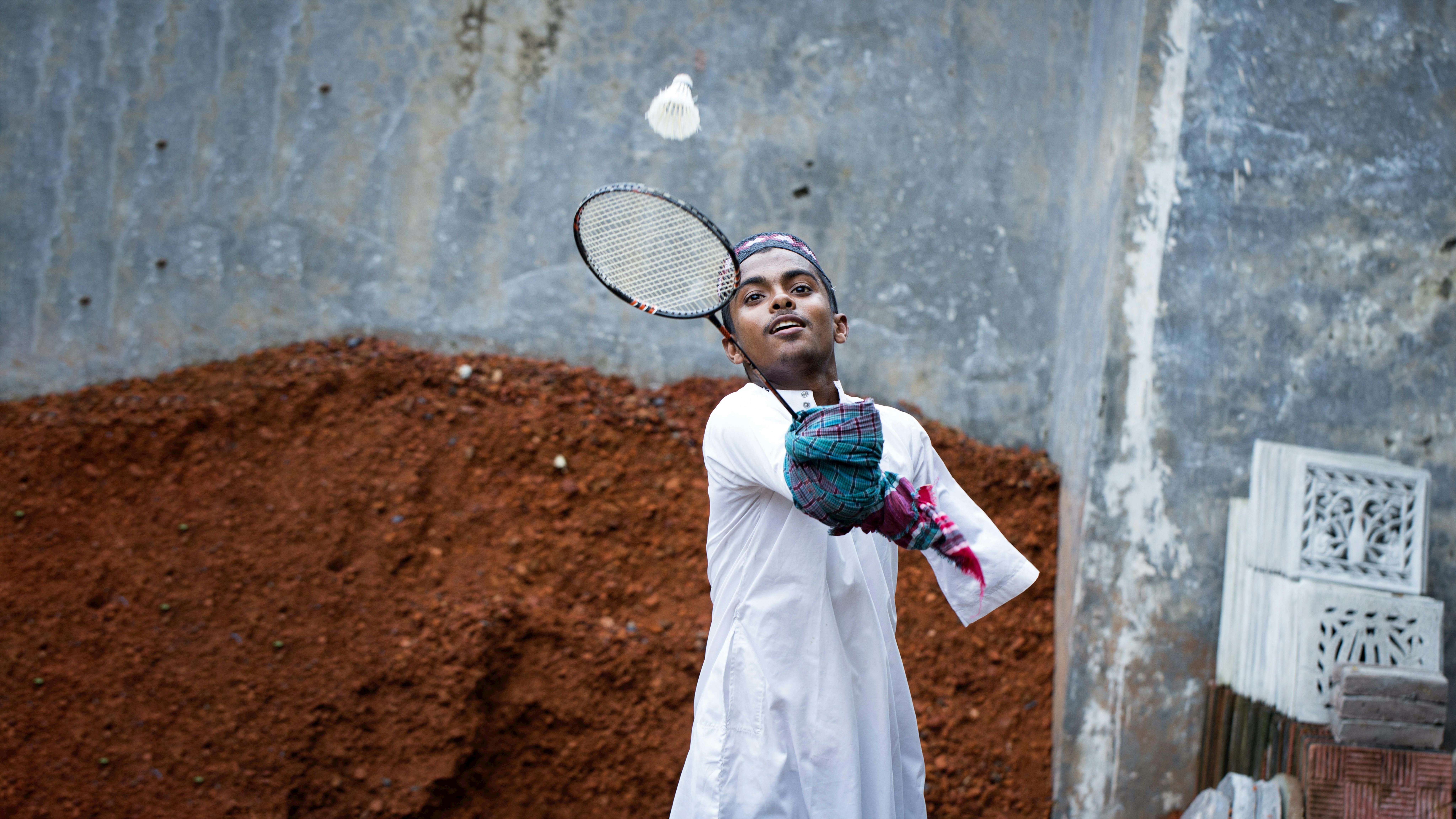 Bangladesh - Omar, un ragazzo disabile gioca a badminton