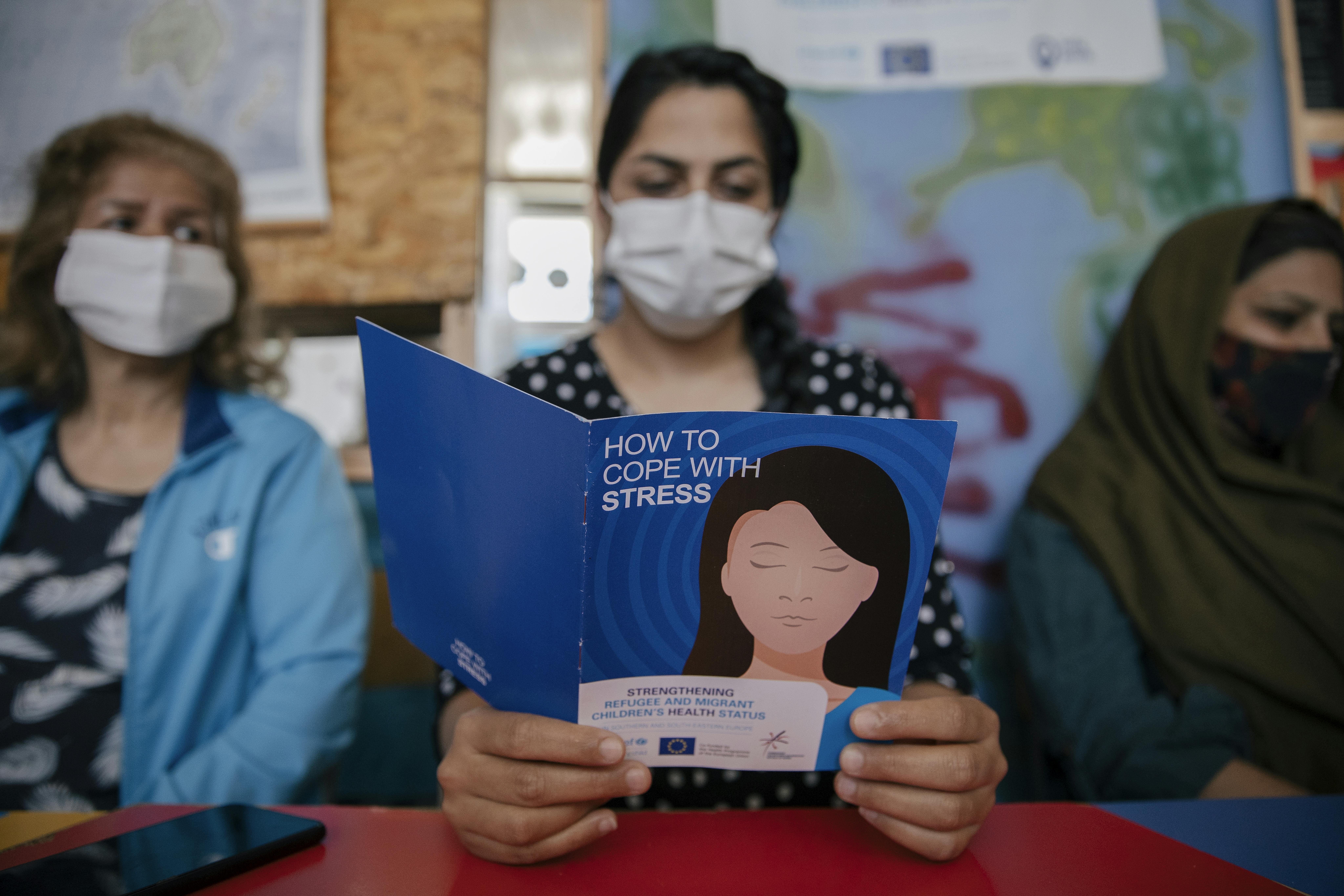 Sarbia, un gruppo di ragazze legge la brochure sul supporto psicosociale tenuti dai facilitatori di Info Park Aleksandra e Milica.