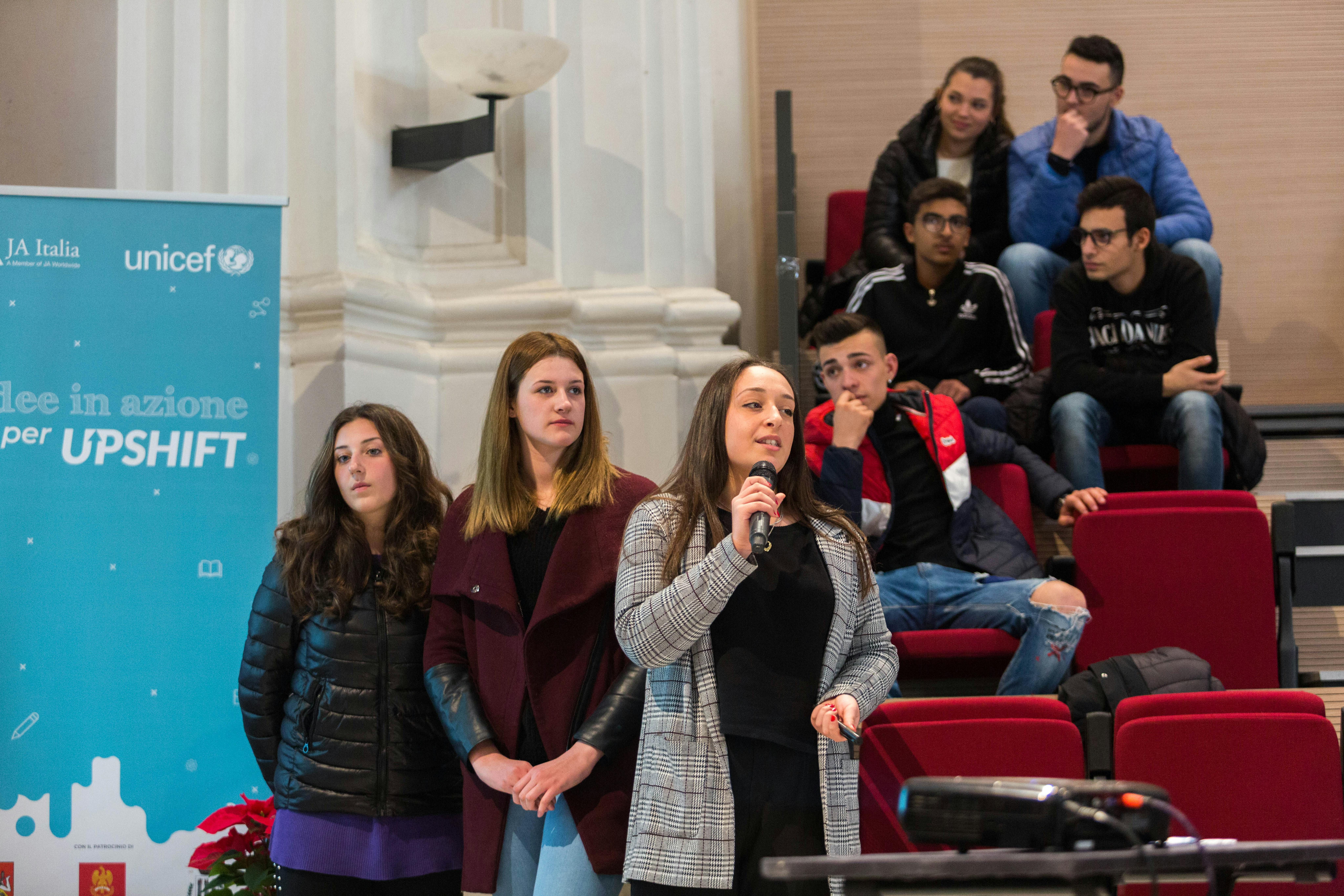 Delle ragazze presentano il loro progetto durante il Demo Day di UPSHIFT a Palermo, 2018