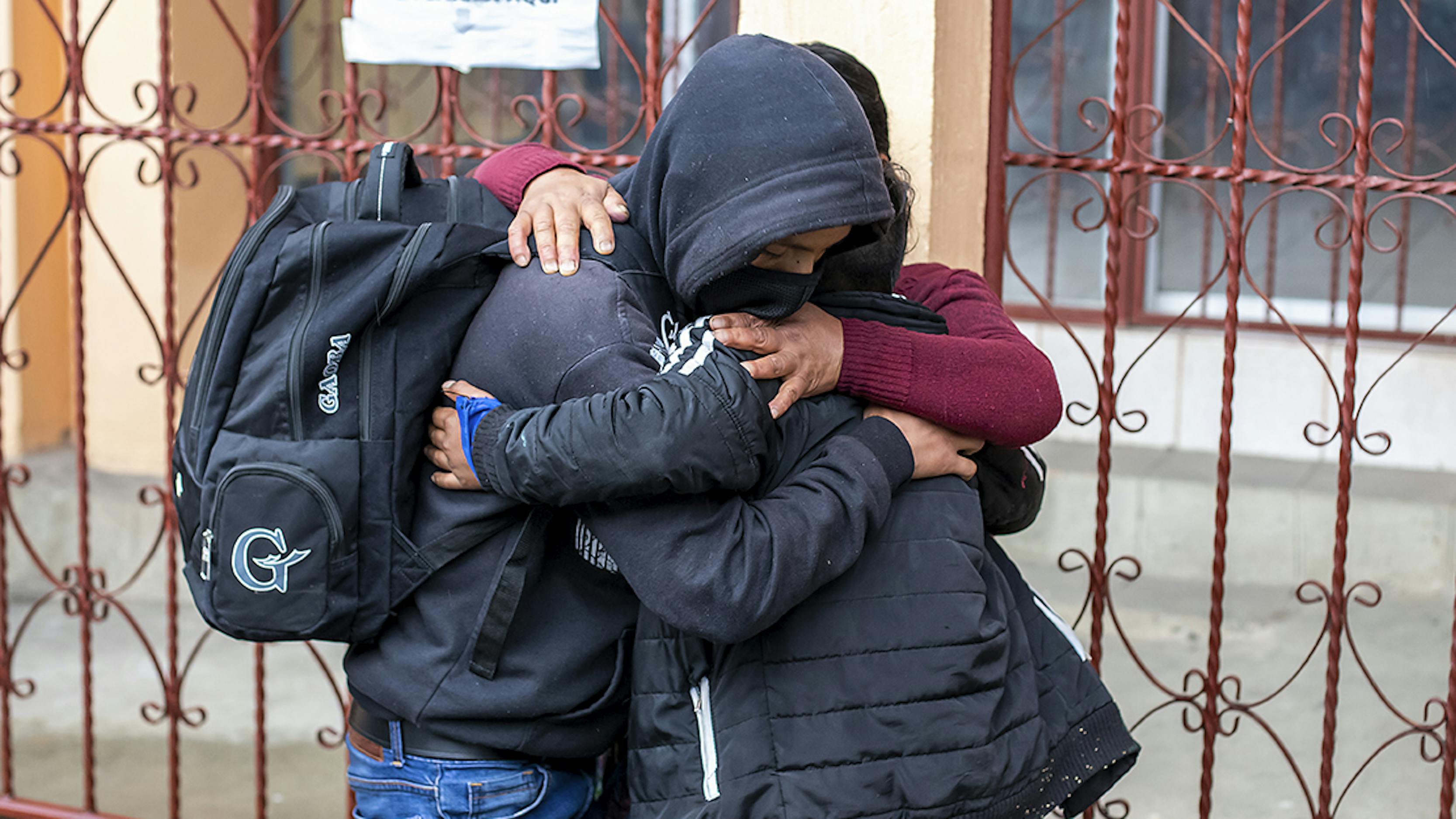 Guatemala, un adolescente appena liberato riabbraccia sua madre