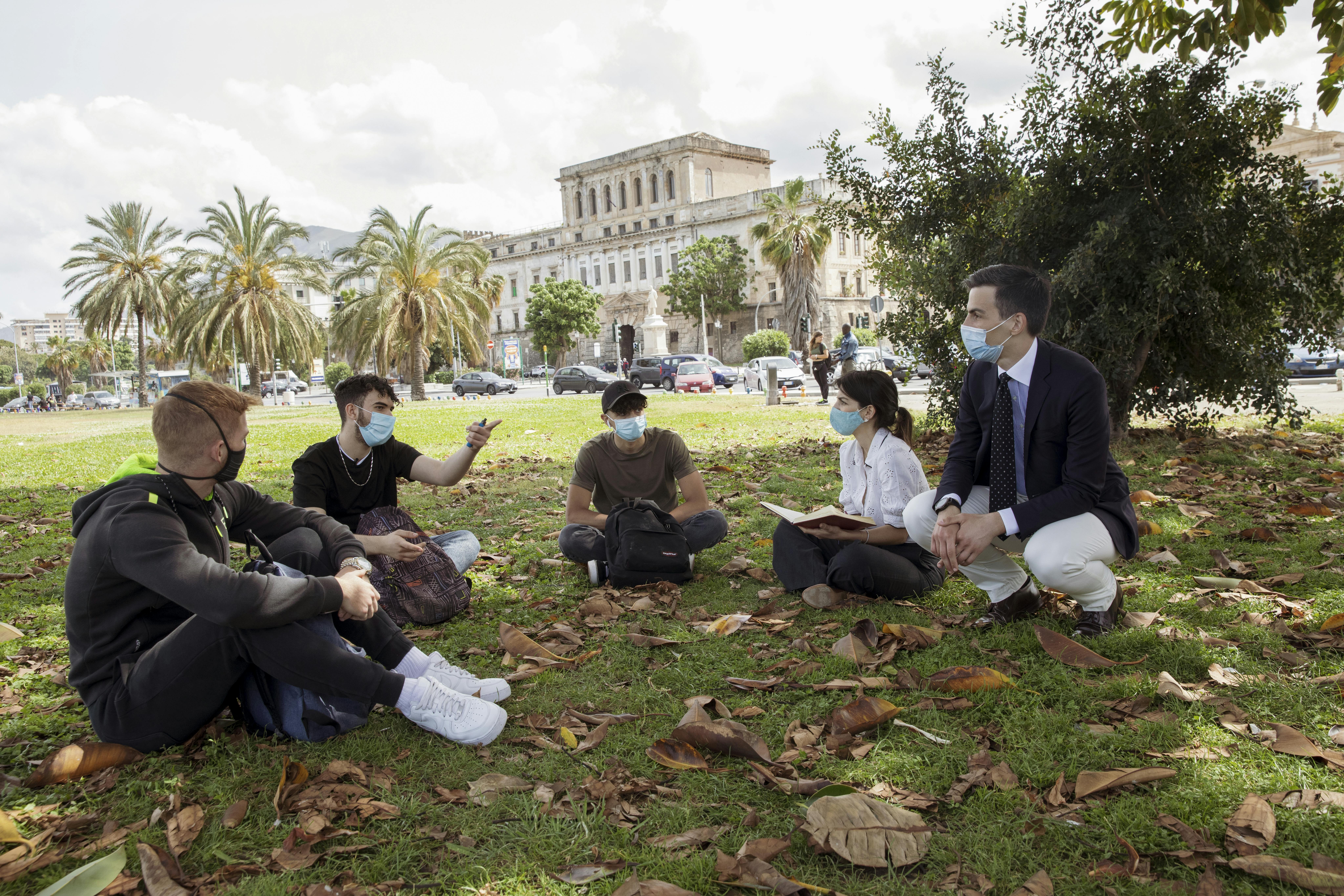 Dopo la fine della scuola, la project manager di JA Alessandra e Antonio, volontario di Global Shapers, incontrano gli studenti di UPSHIFT e offrono guida e supporto. Gli incontri si tengono all'aperto a causa delle restrizioni della pandemia.