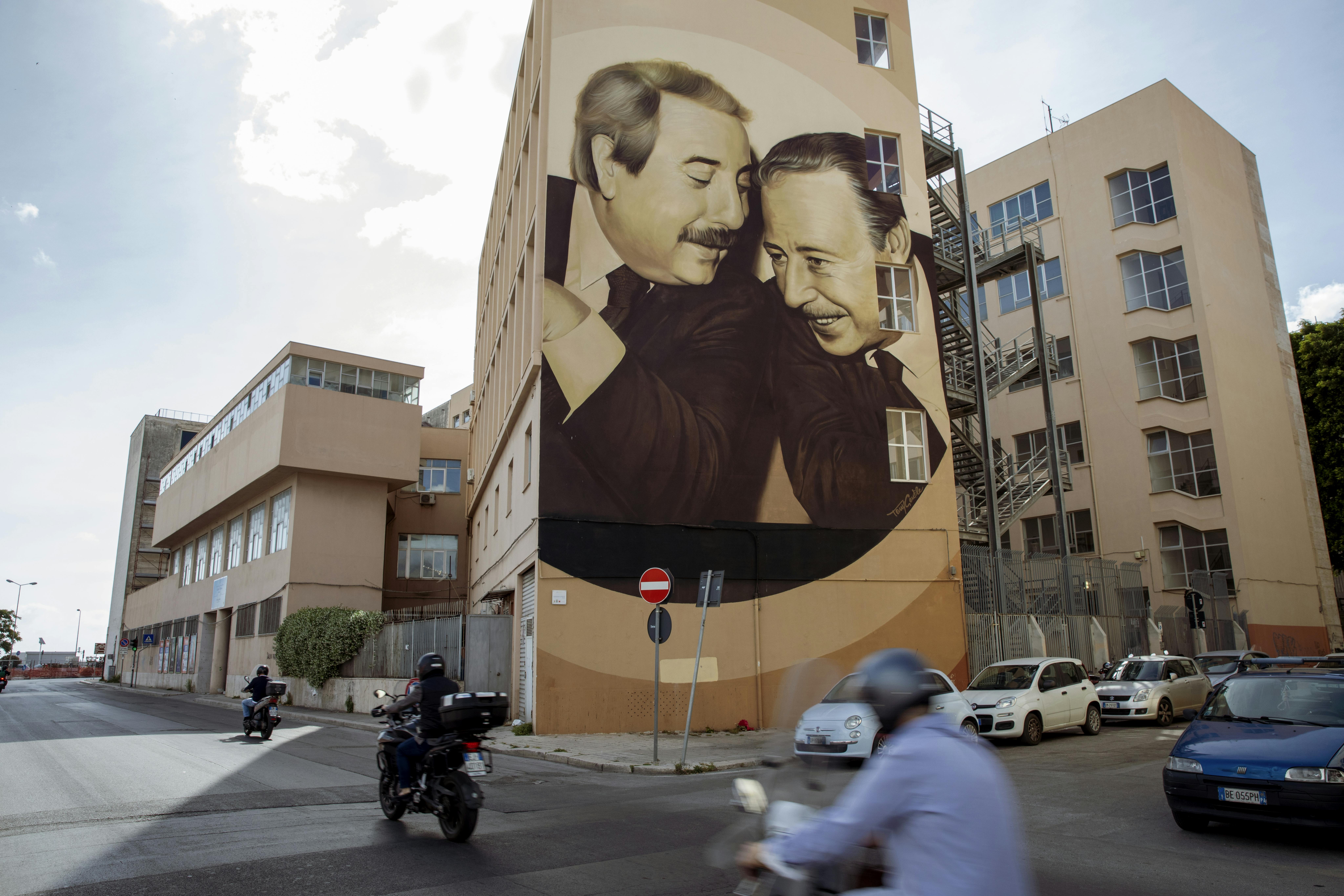 I murales dei due giudici antimafia Falcone e Borsellino, assassinati nel 1992, simboleggiano la rigenerazione di Palermo. 