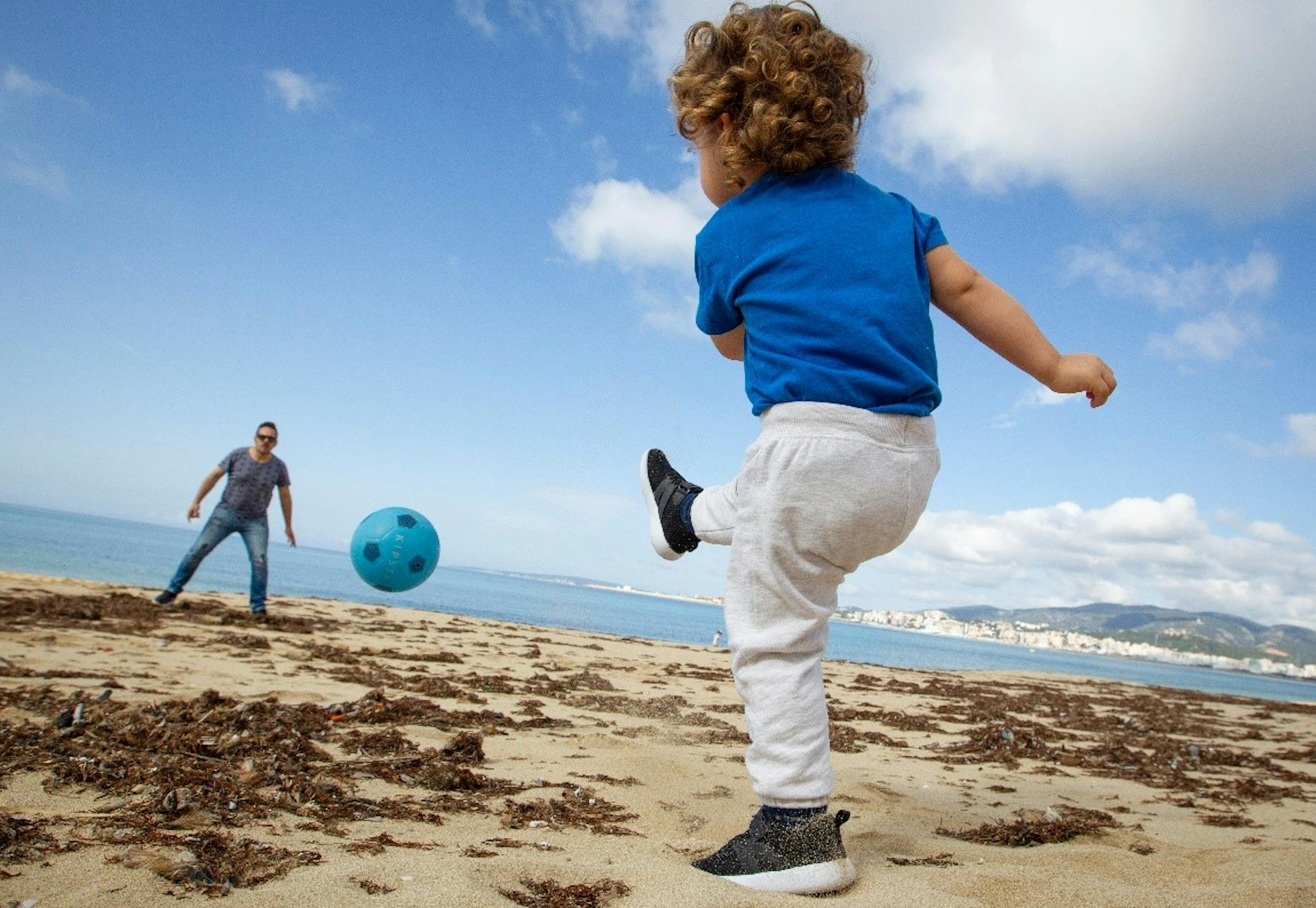 un bambino giova a pallone 