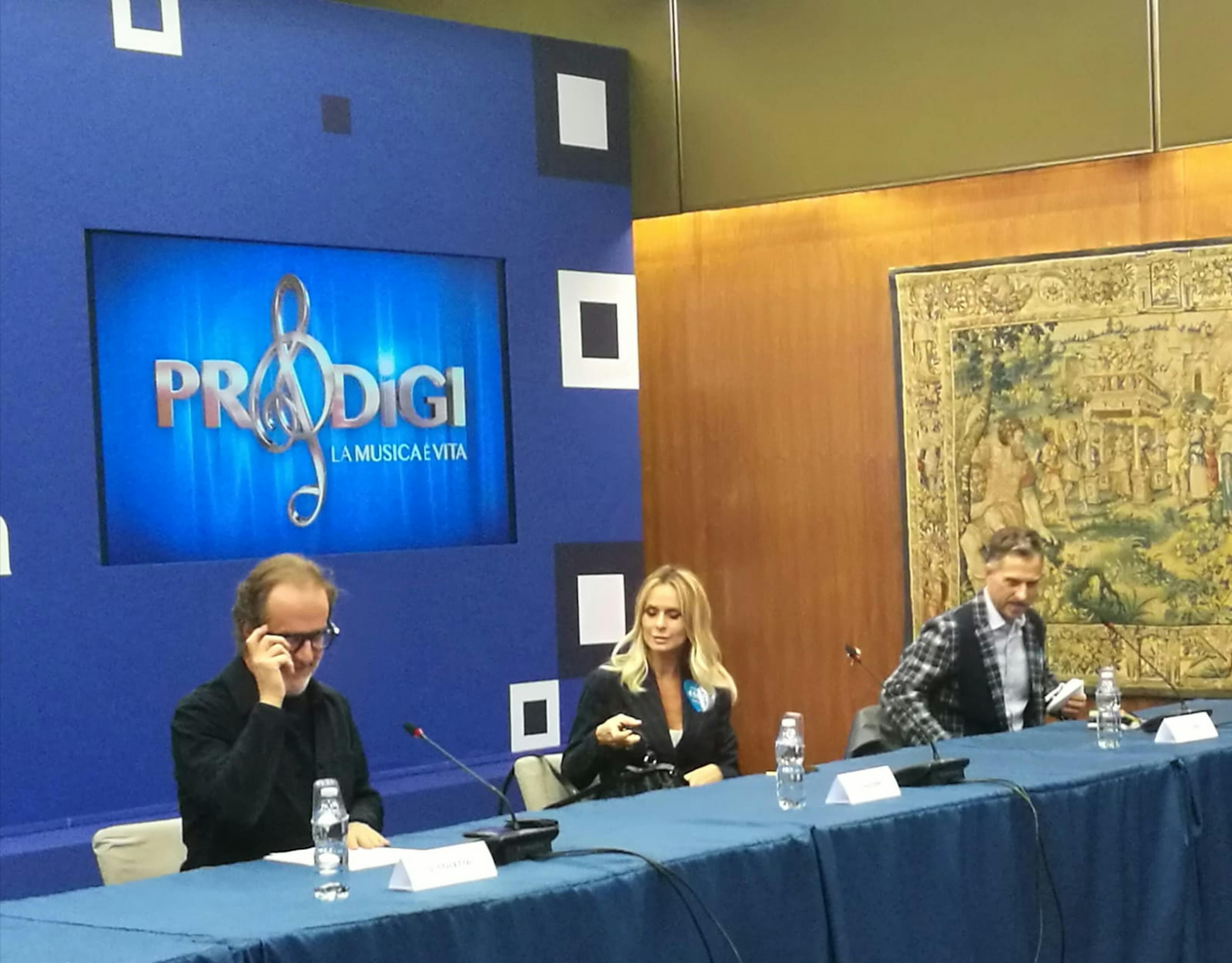 Da sinistra Stefano Coletta, Direttore Rai1 e i conduttori Serena Autieri e Gabriele Corsi durante la conferenza stampa di presentazione di Prodigi