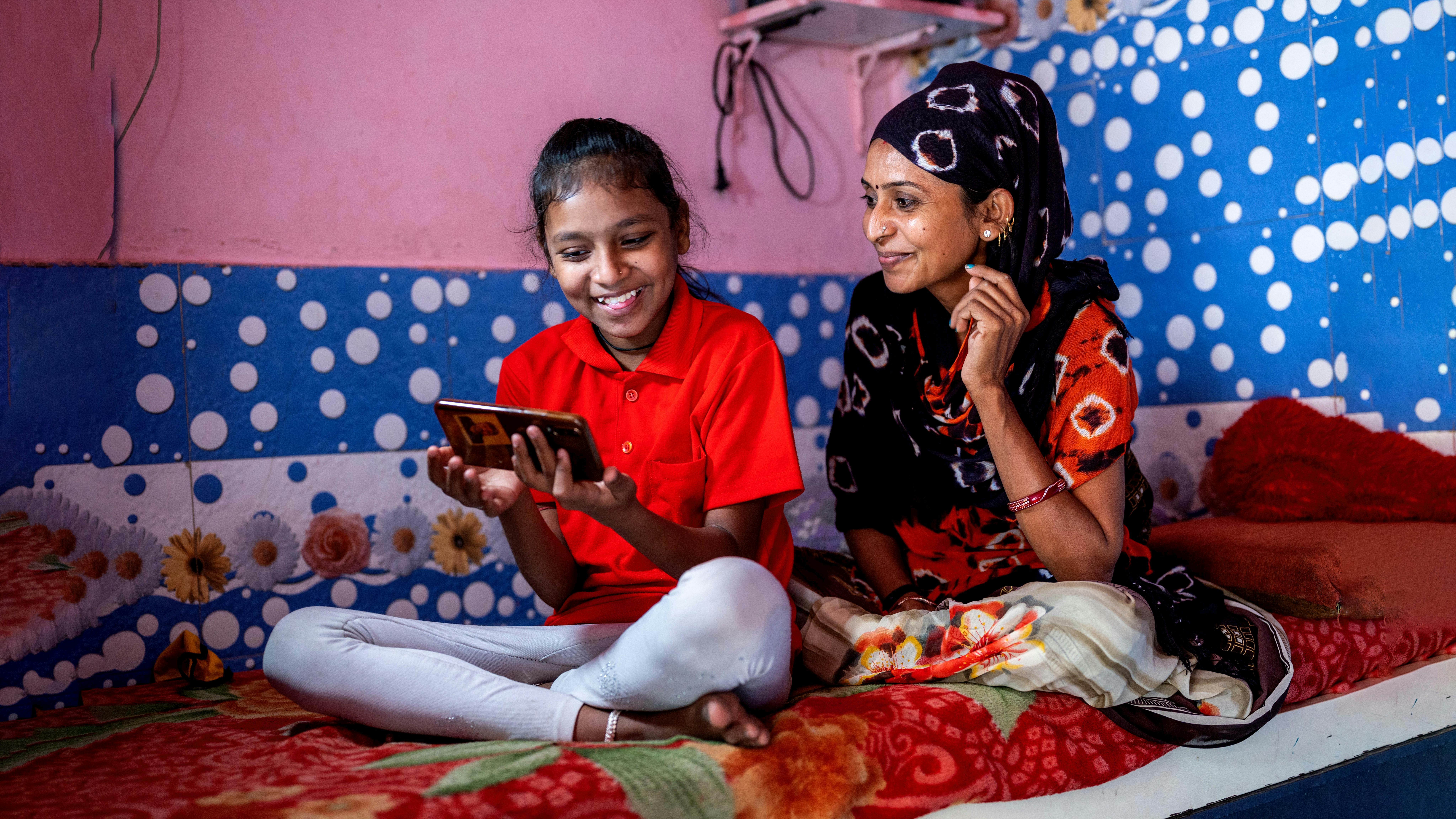 India, una mamma aiuta la figlia a studiare durante la DAD