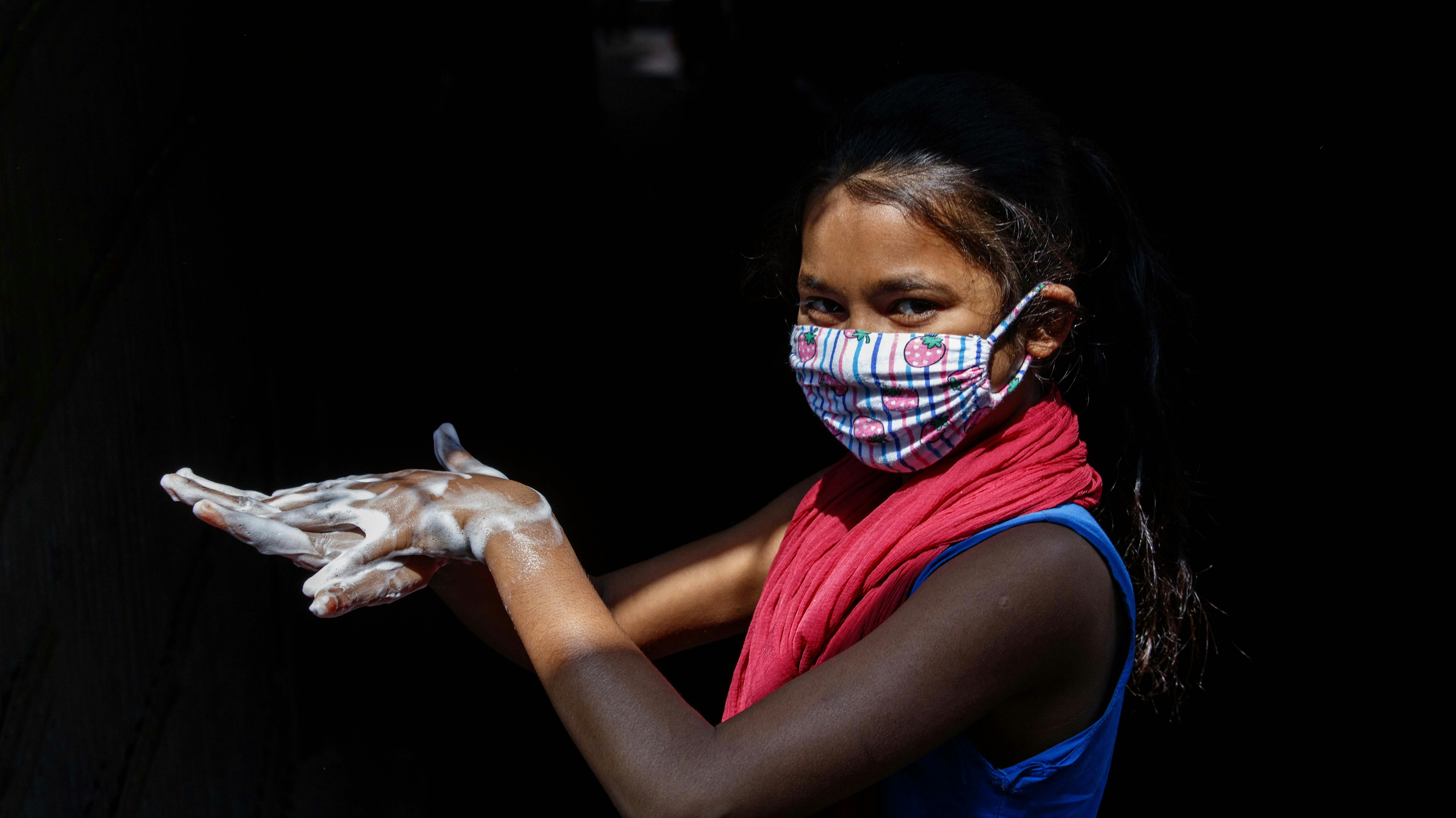 Bangladesh, Rina  di 10 anni è una studentessa della quarta elementare. Si sta lavando le mani