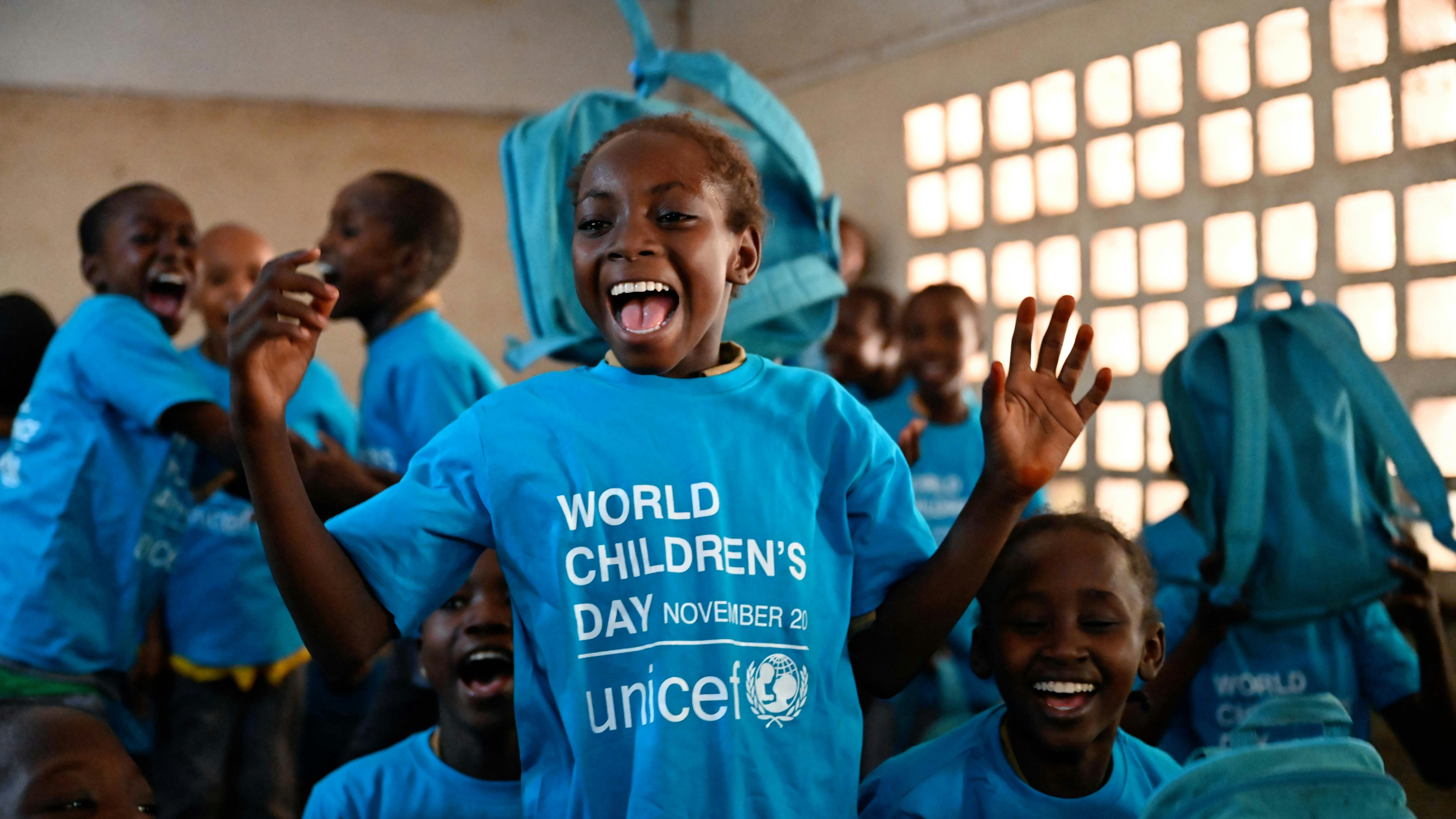 Camerun, per la Giornata Mondiale dell'infanzia i  ragazzi e le ragazze prendono il controllo della classe