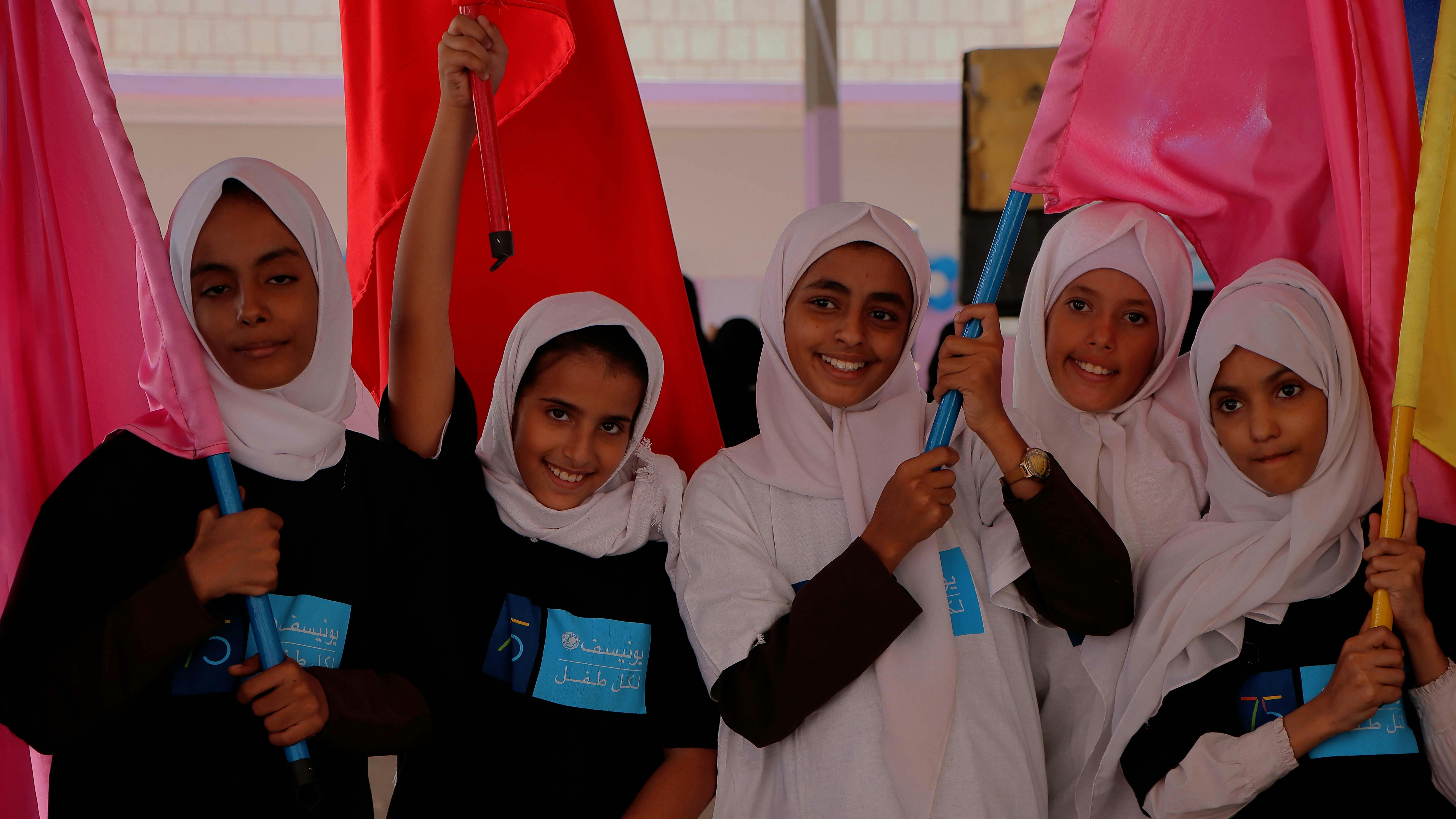 Yemen, alcune bambine celebrano la giornata mondiale dell'infanzia nel governorato di Aden