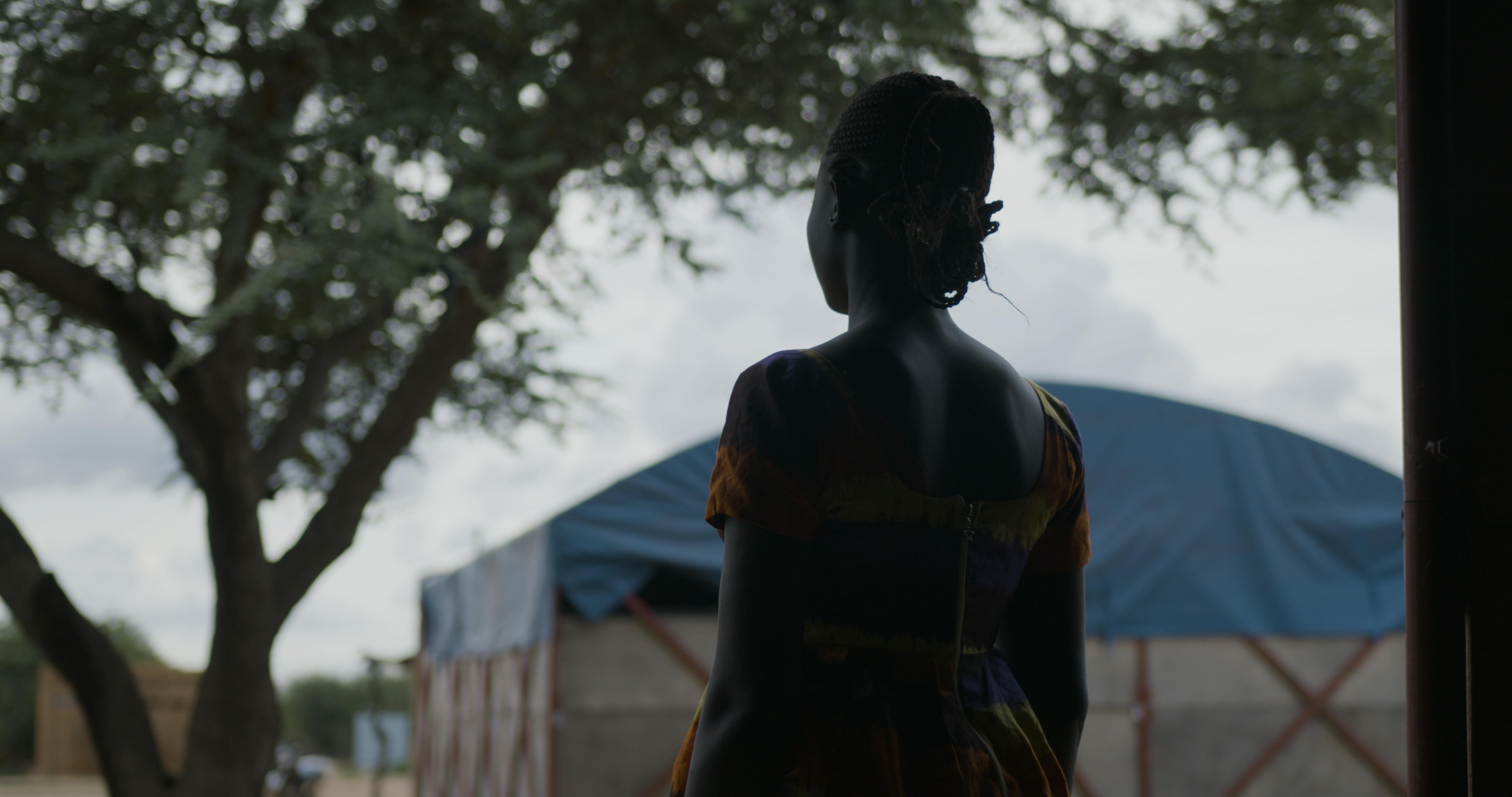 Samira, 15 anni, torna a scuola a Dori, in Burkina Faso dopo che la sua scuola è stata attaccata e quindi chiusa. È stata quasi costretta a sposarsi, ma con il supporto di un mentore e attraverso i programmi sostenuti dall'UNICEF, è felice di poter frequentare di nuovo la scuola.