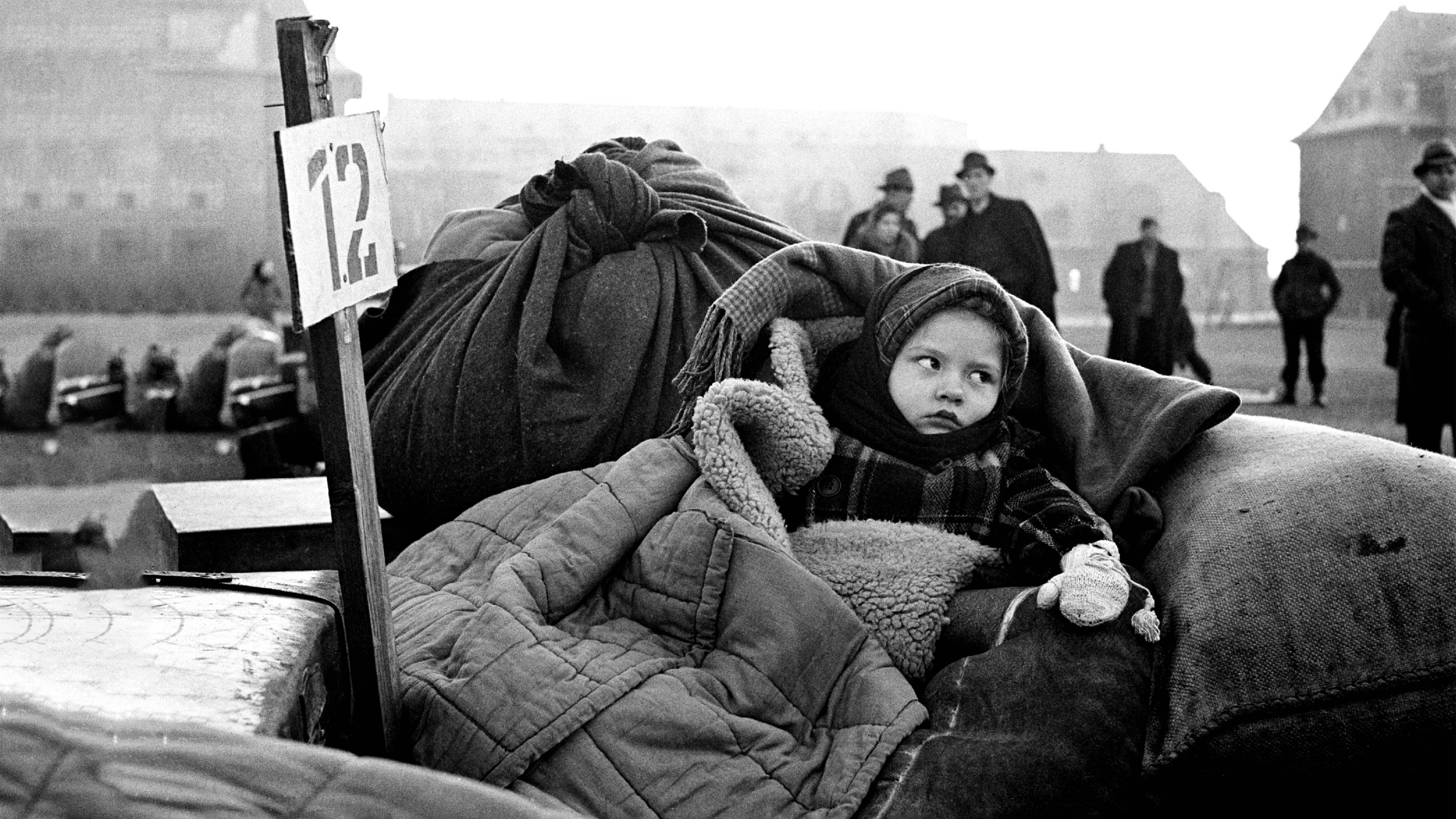 Germania 1946 - una bambina sfollata avvolta in una coperta