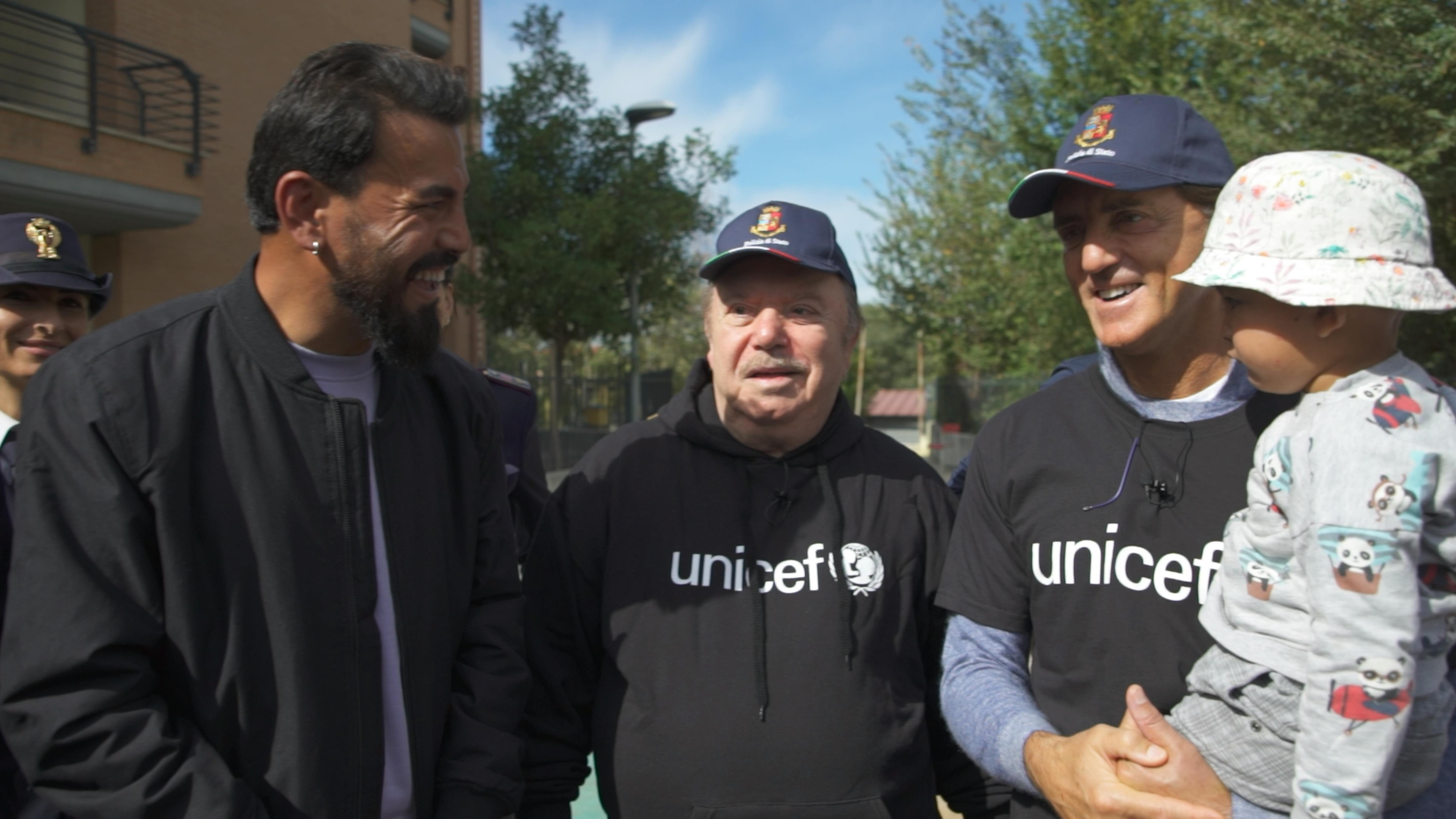 Roberto Mancini e Lino Banfi sono in visita al campo profughi alle porte di Roma, gestito dalla Polizia di Stato. Qui incontrano Omid e la sua famiglia