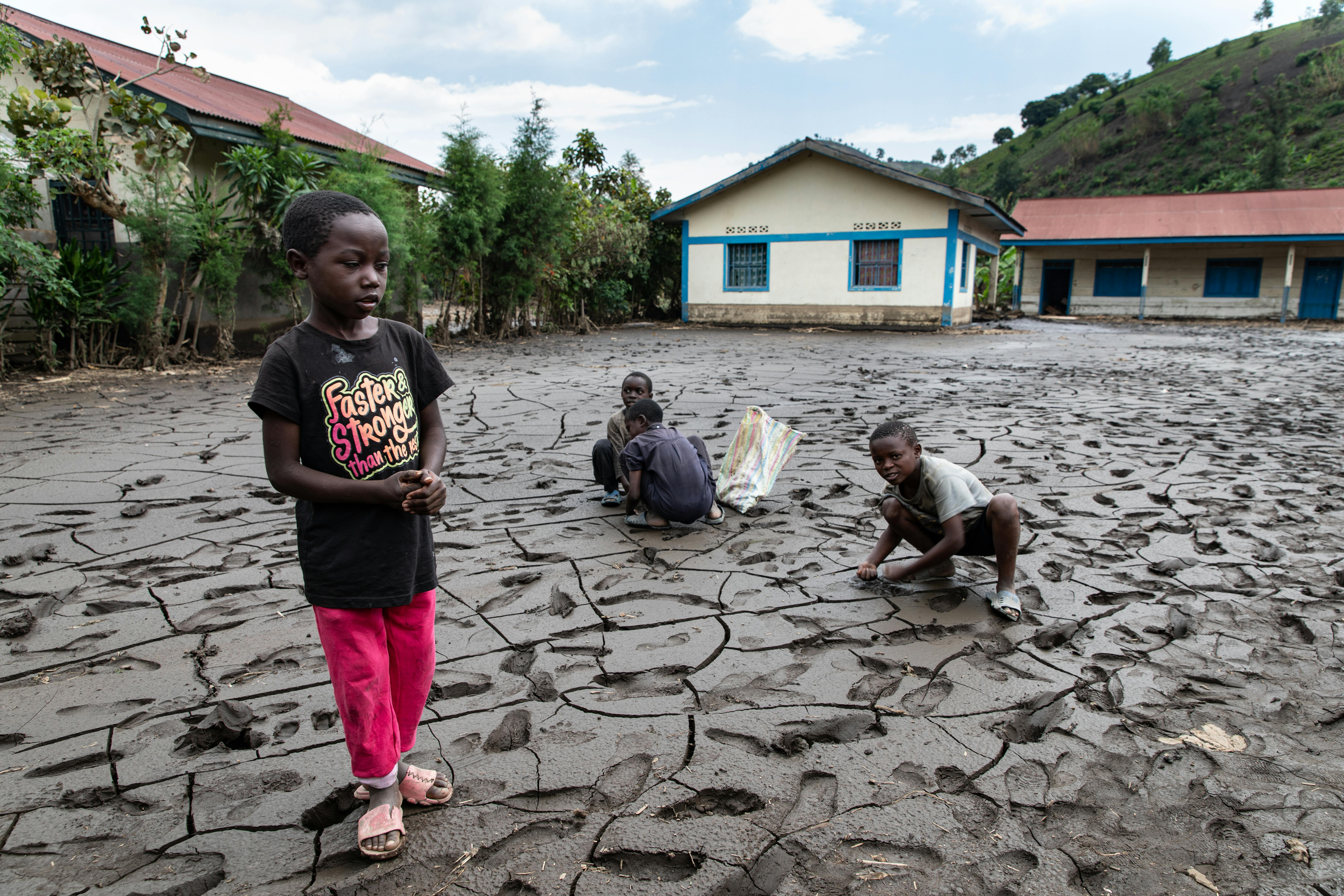Alcuni bambini si trovano davanti alla Sake Primary School, nel territorio di Masisi, RDC: a causa dell'alluvione dell'ottobre 2020 diverse scuole sono state chiuse