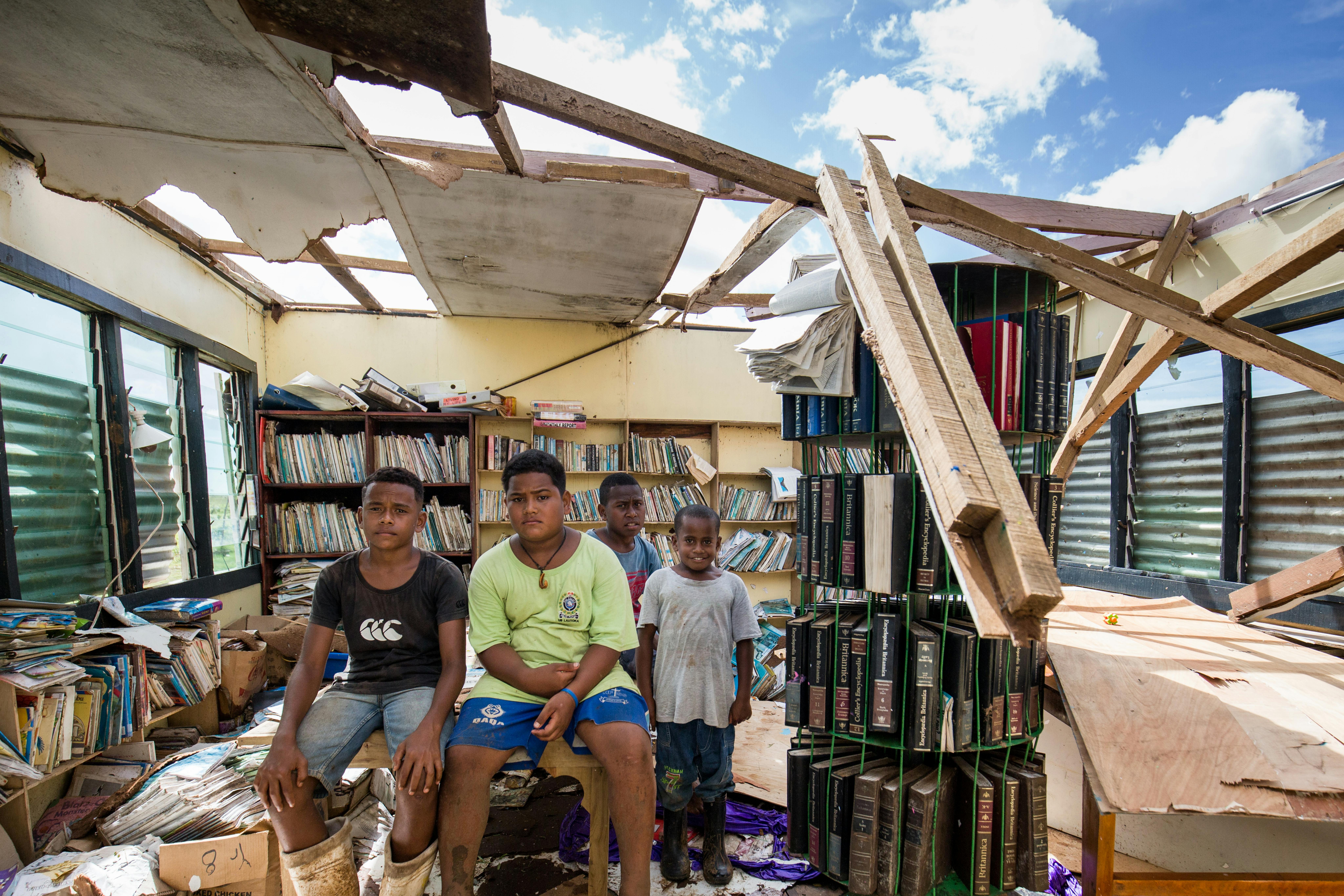 Isole Figi. Gli studenti Ame, Paula, Ratu Luke e Semi Nataba sono nella biblioteca della scuola, distrutta dal ciclone tropicale Yasa lo scorso gennaio.