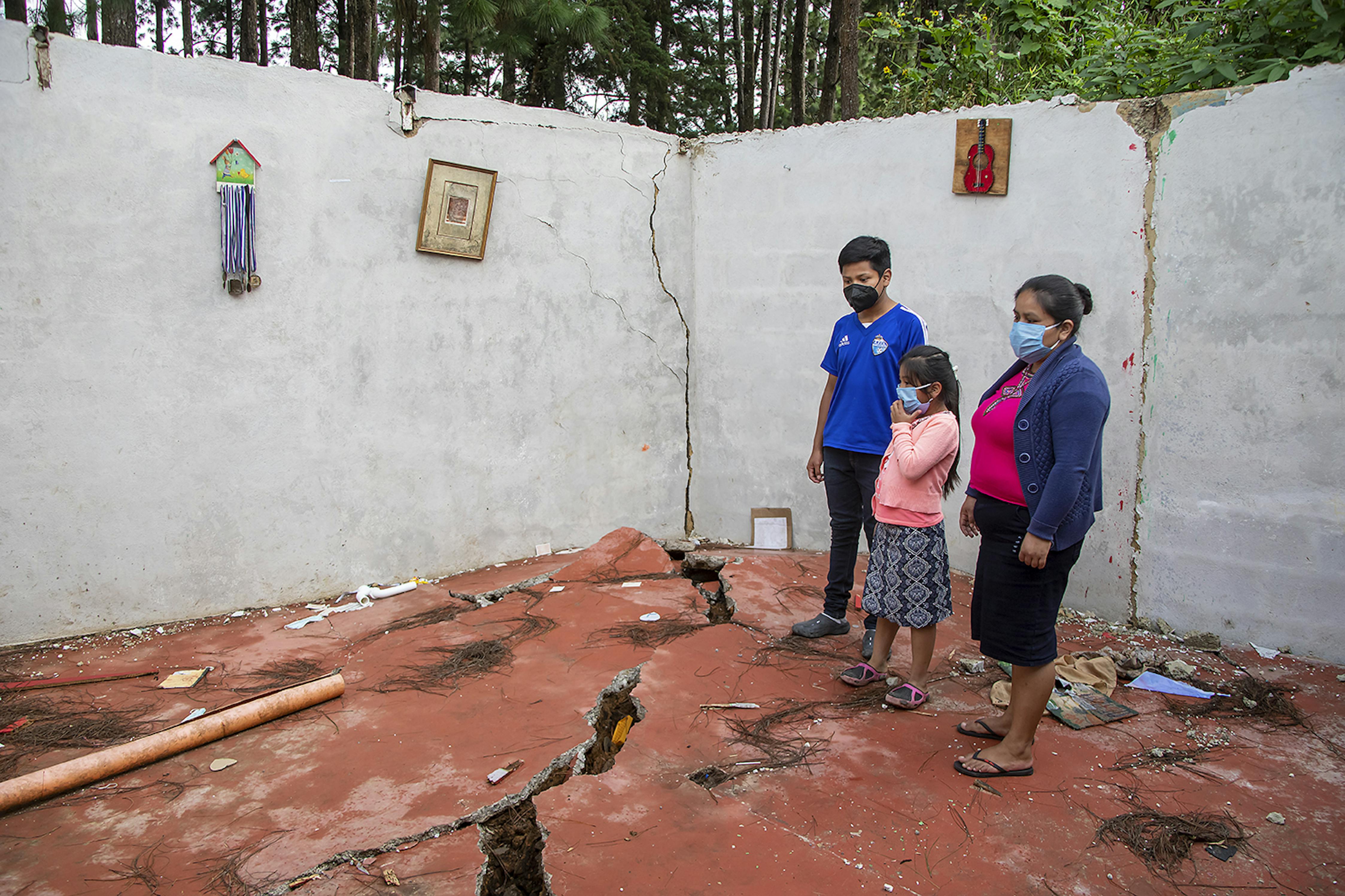 Sonia Magaly Pa insieme ai suoi due bambini, Hernan di 13 anni e Dafne di 7, valuta il danno provocato dal passaggio degli uragani Eta e Iota, che hanno sconvolto il Guatemala nel 2020. 