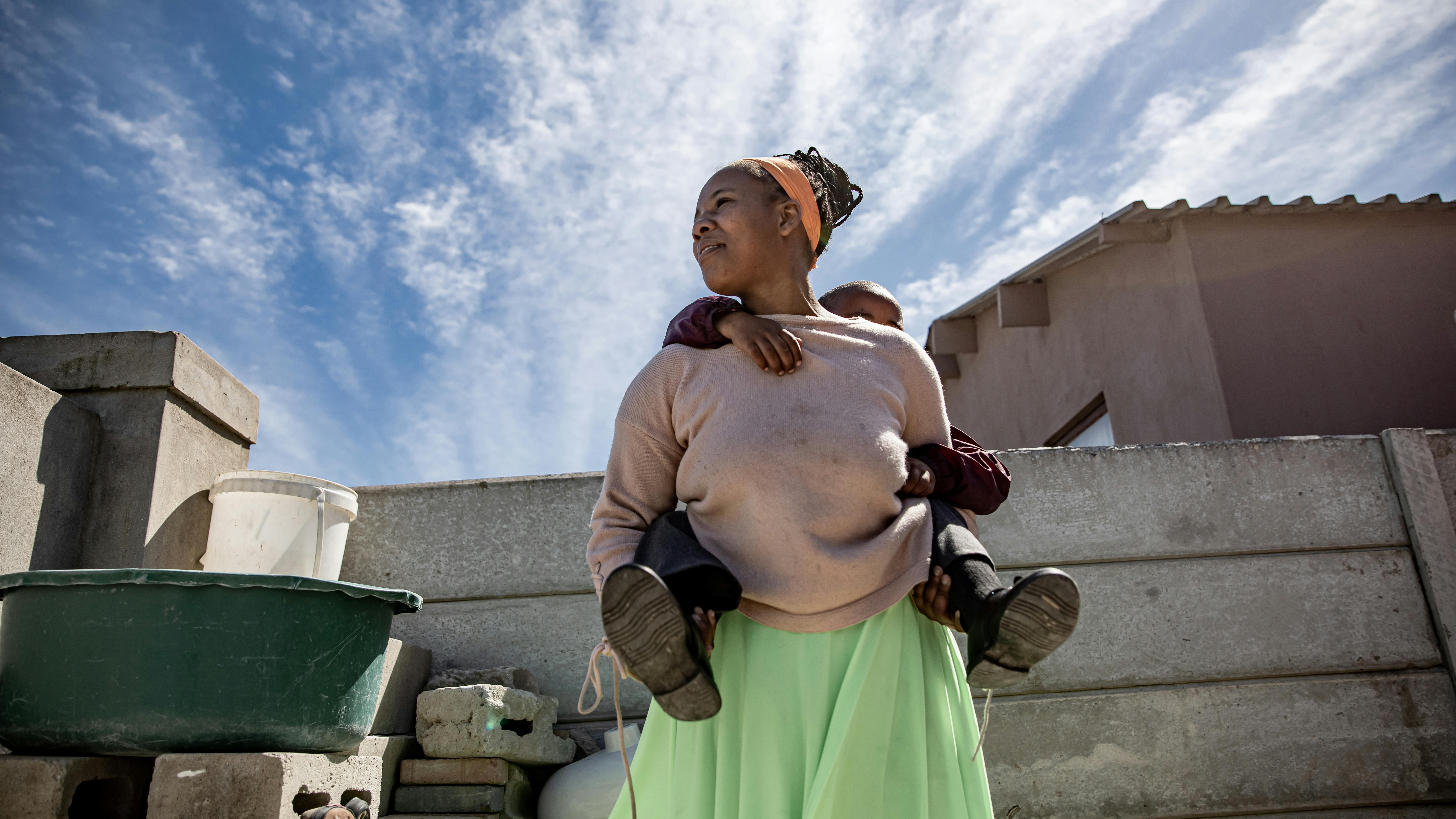 Sud Africa, una ragazza con hiv e suo figlio si reca presso un controllo sanitario