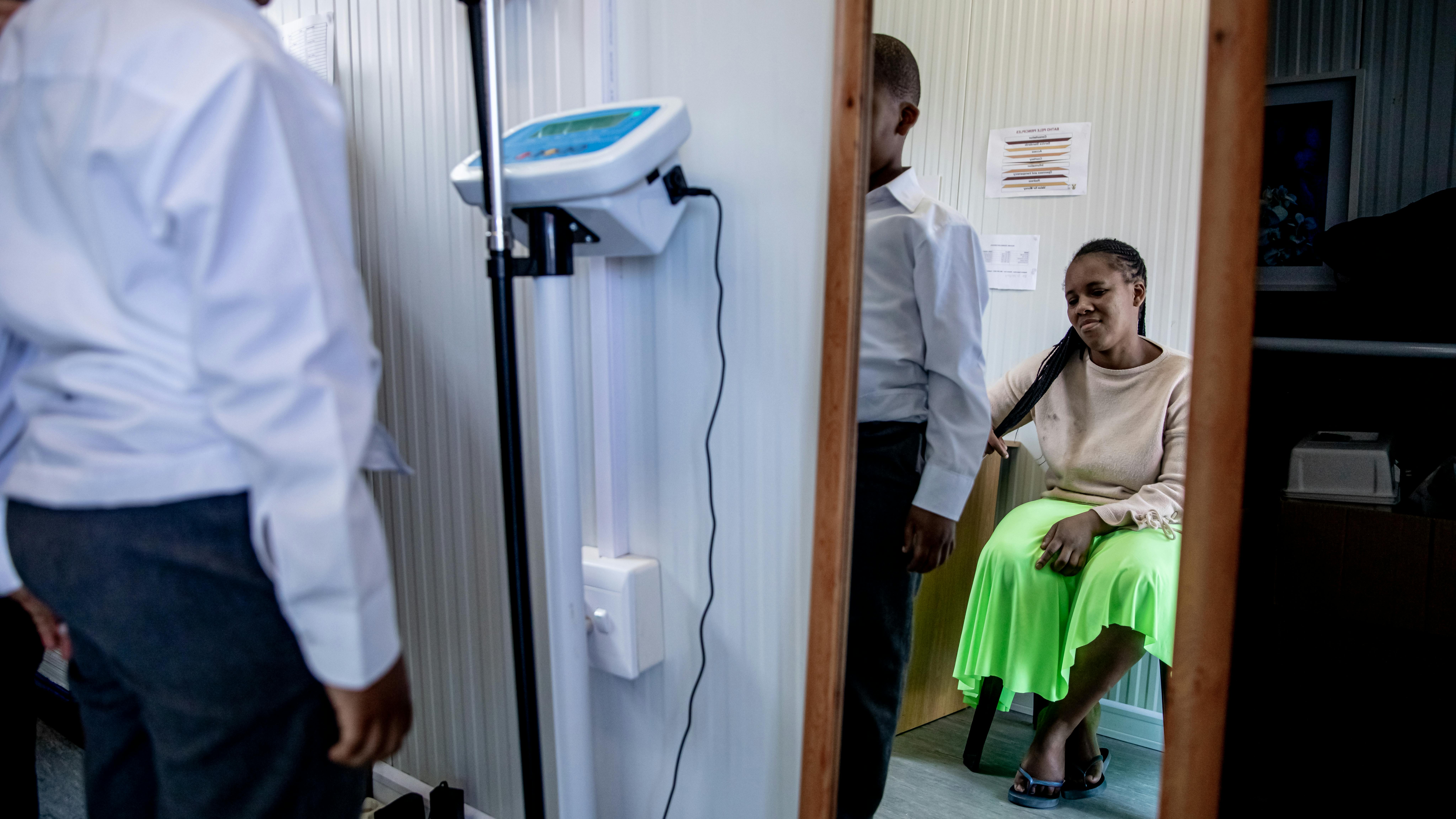 Sud Africa, una ragazza con HIV durante un controllo sanitario
