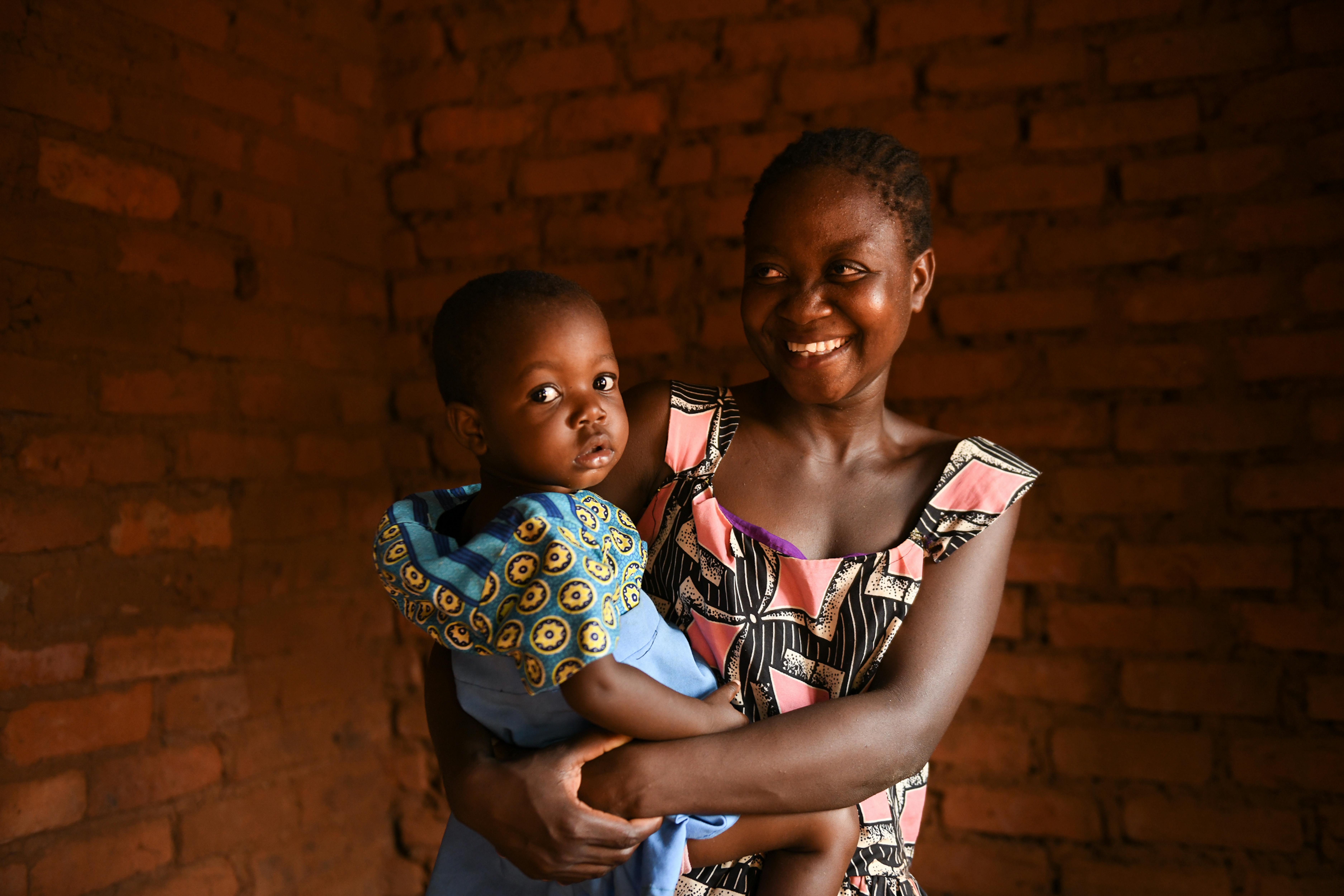 Malawi, Florence, una giovane mamma sieropositiva con la figlia di due anni Tricia al Maliyela Village di Mulanje dopo una sessione con la mentore Awema