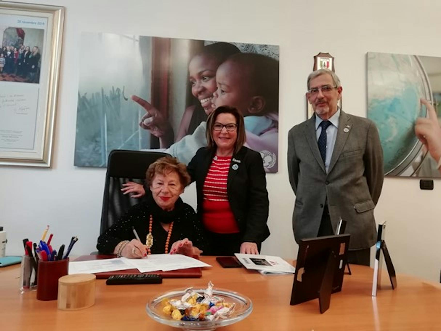 La Presidente dell'UNICEF Italia Carmela Pace con Angela Catalano, Governatore Kiwanis  e  Carlo Capone, Chair Distrettuale del Service