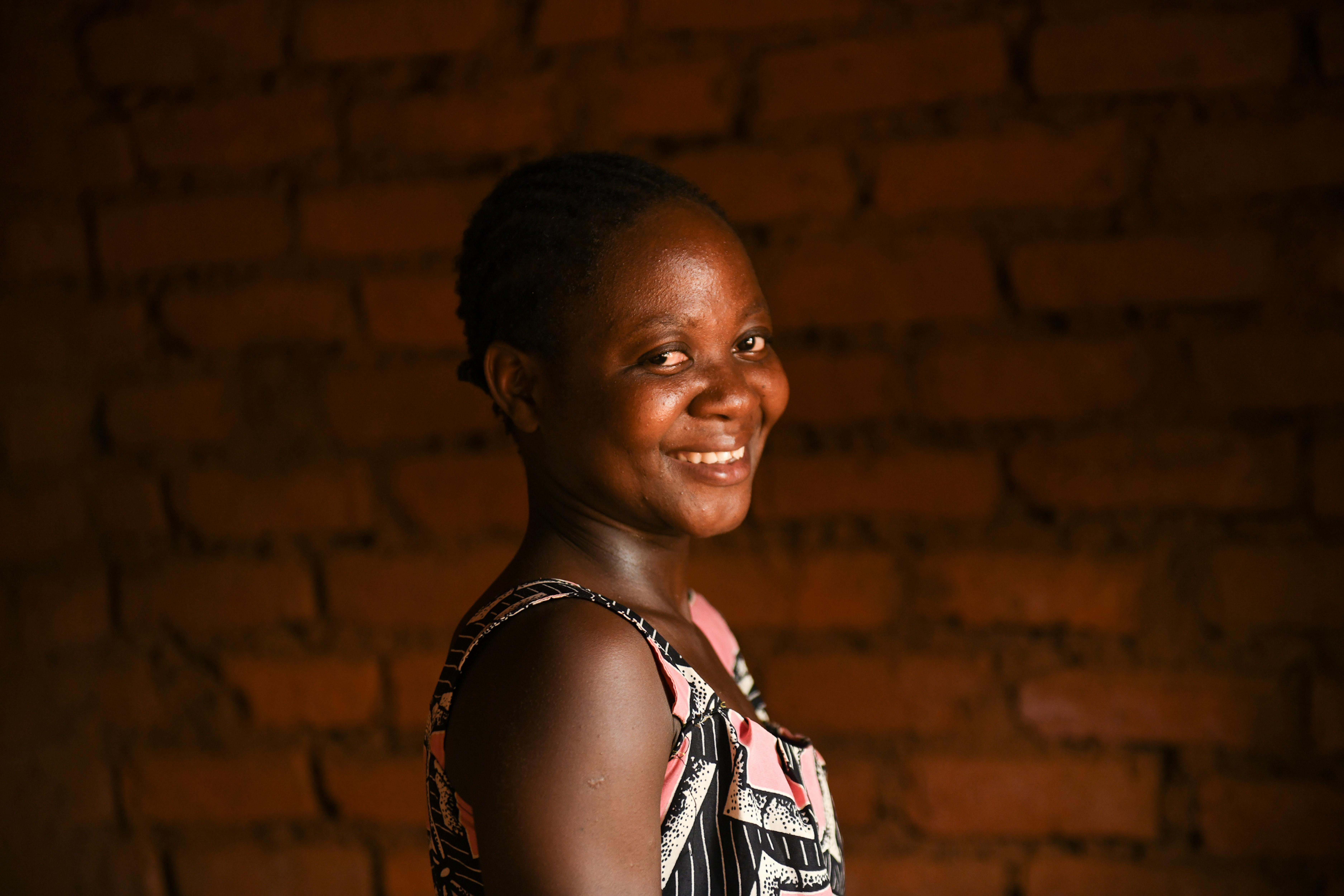 Malawi - Florence ,18 anni, si trova presso il Maliyela Village di Mulanje dopo una sessione con la mentore Aweme per donne sieropositive