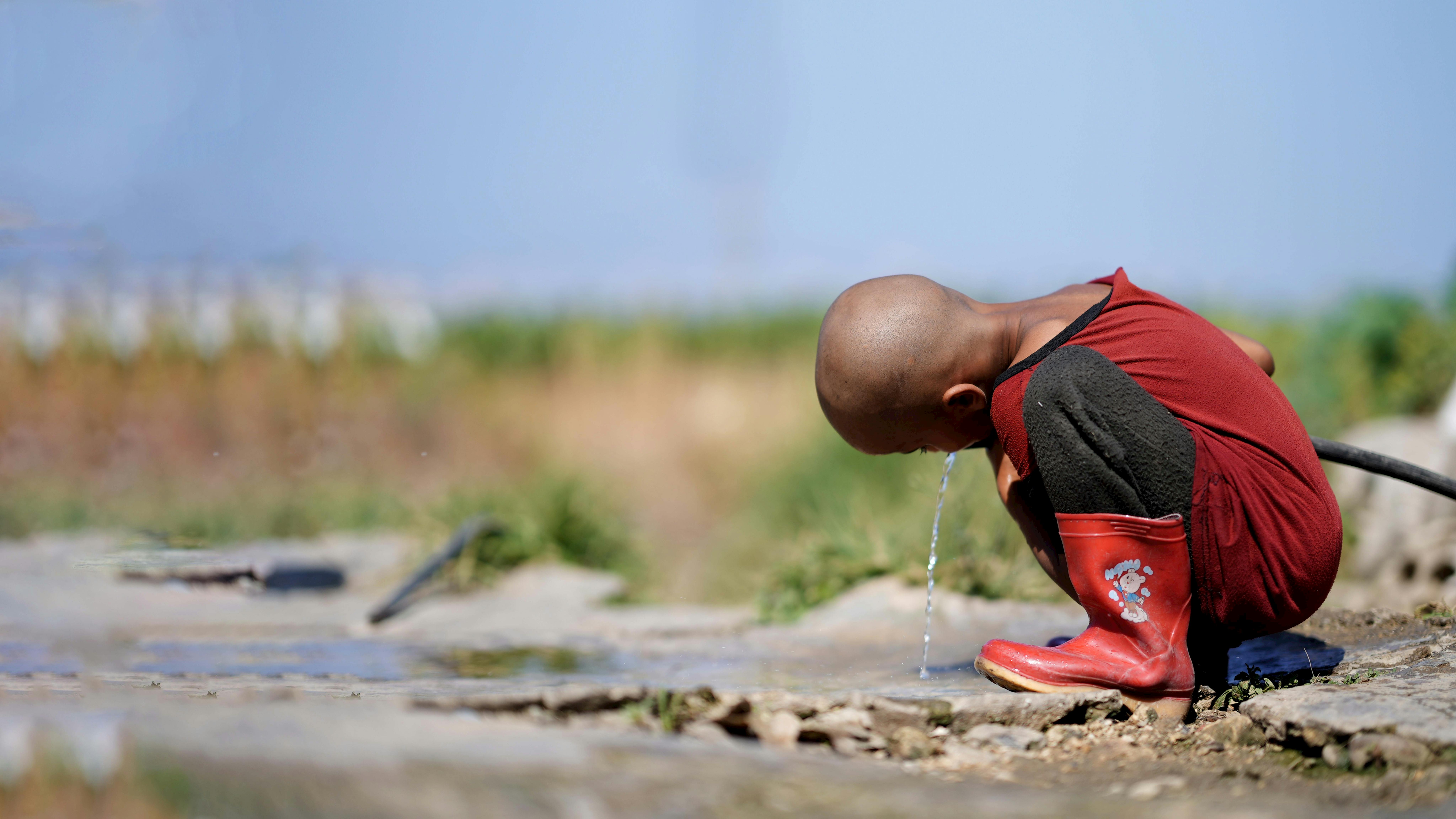 Libano, Un bambino beve acqua dall'unica fonte nel campo di Hesbi