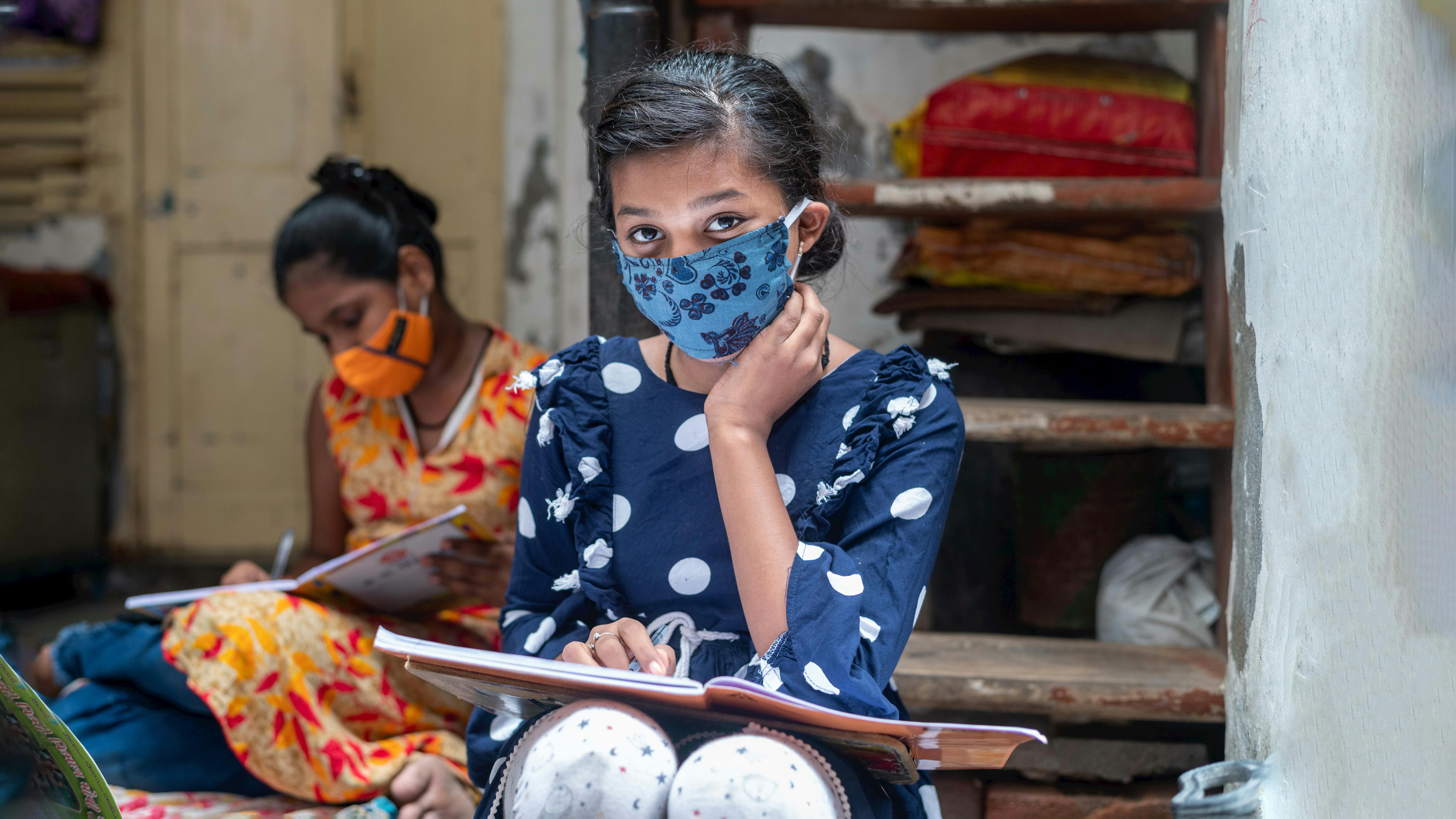 India, Shrusti studia a casa durante il lockdown 