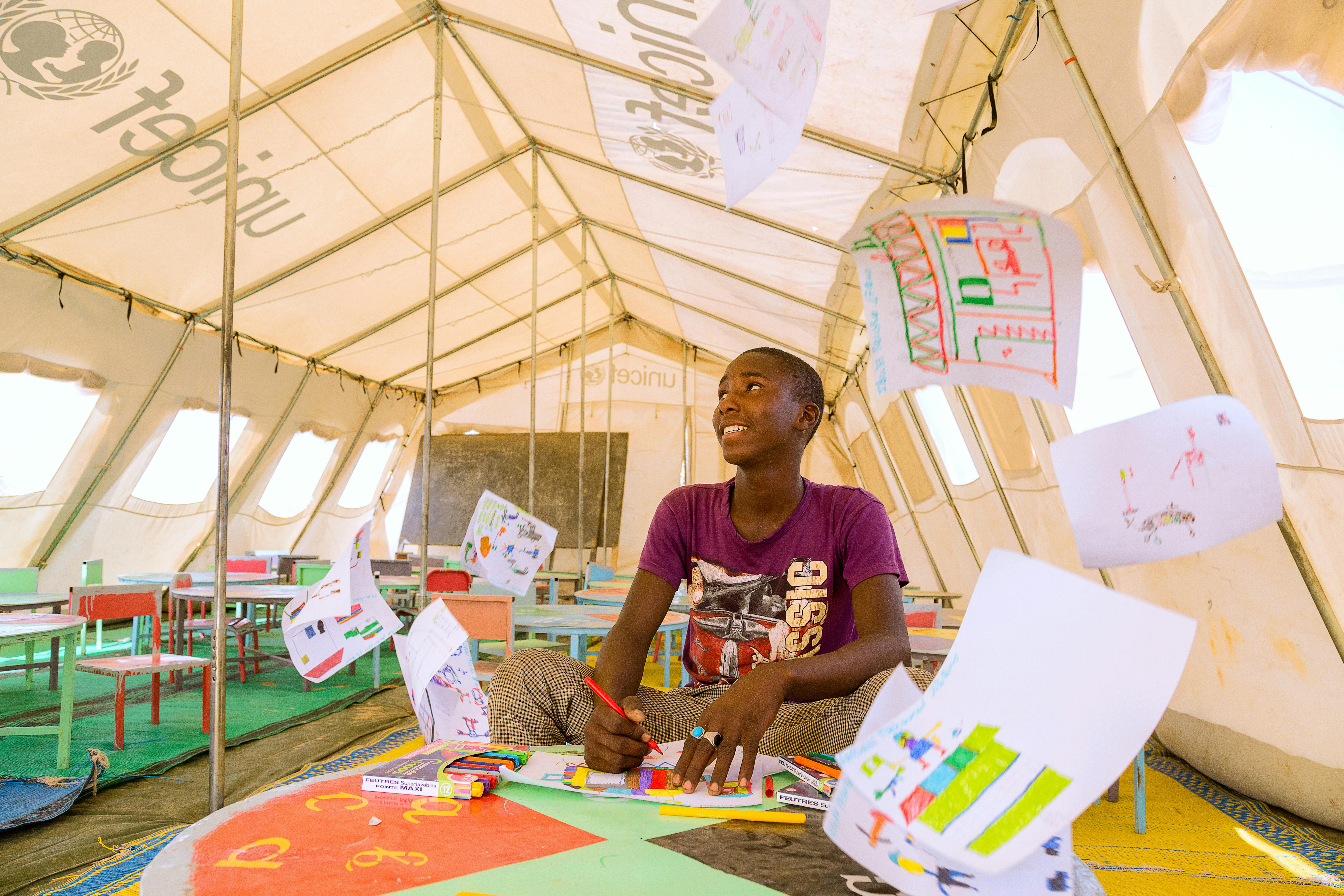 Nazirou Ousman, 16 anni si trova in uno child friendly space nel campo rifugiati di Dar Es Salam, Ciad. Vorrebbe diventare un esperto di computer come lo era suo padre in Nigeria, prima che fuggissero