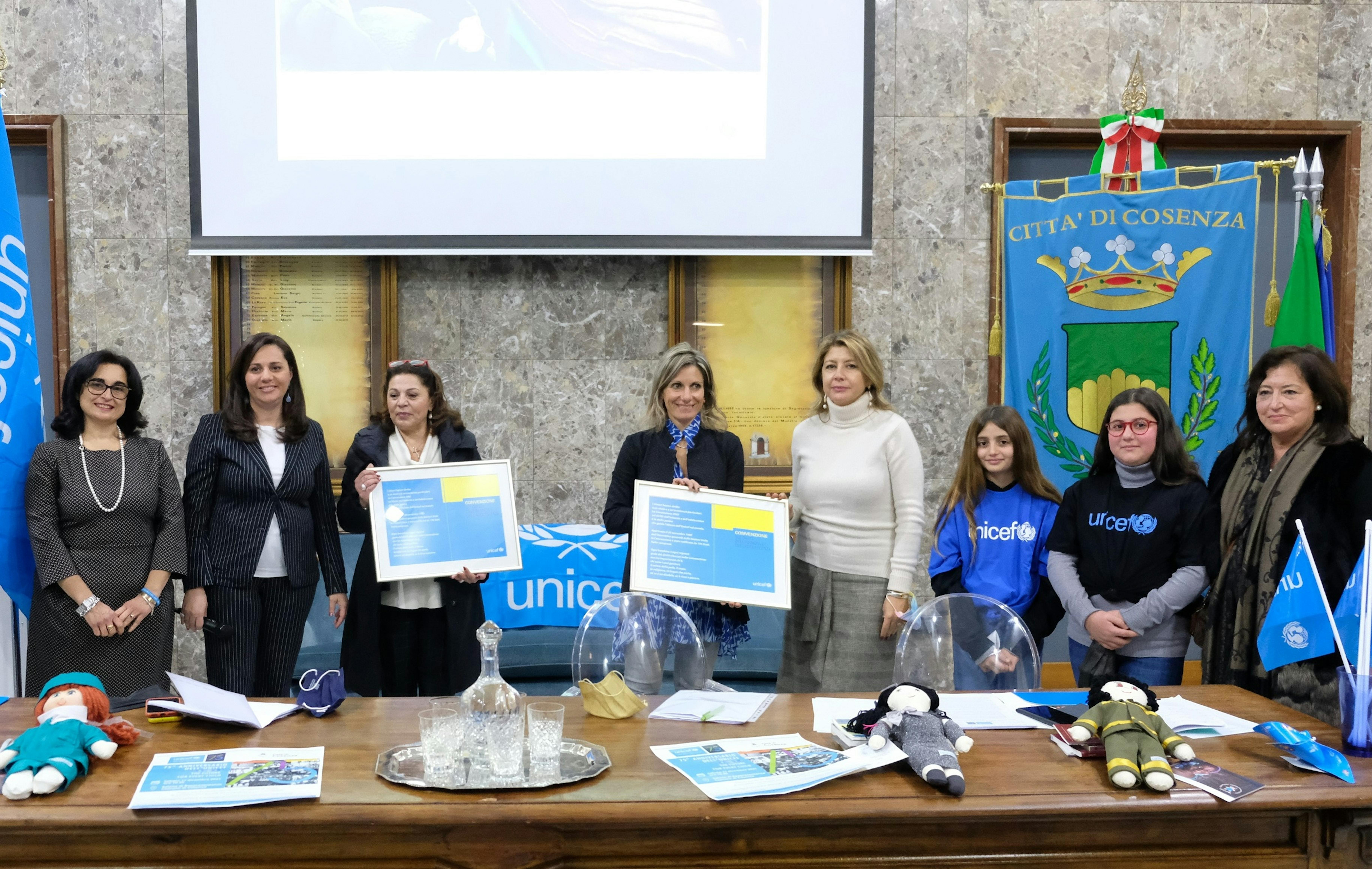 Consegna Convenzione Diritti dei Bambini al Vice Sindaco e Vice Prefetto