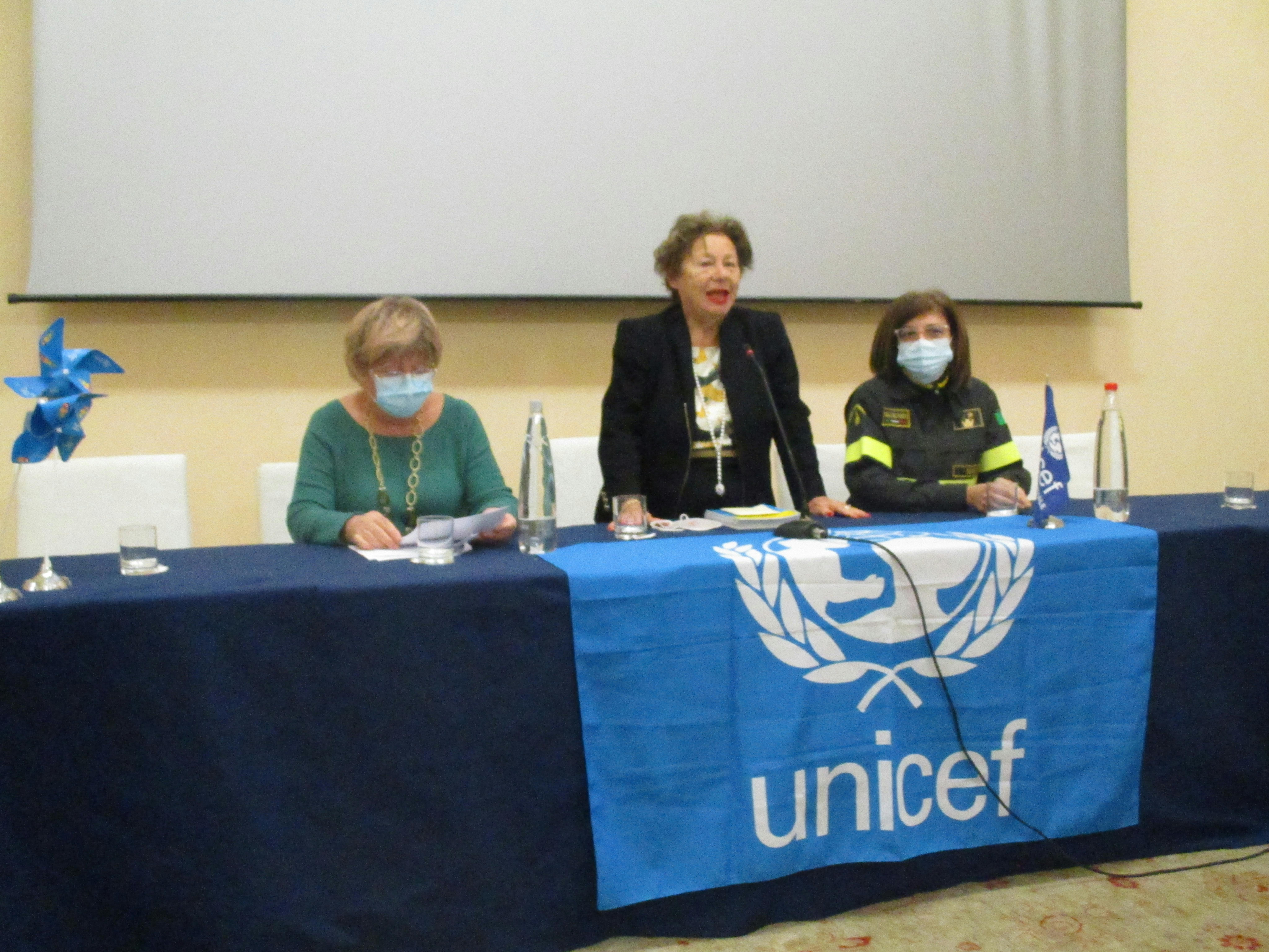 Nella foto, la presidente del Comitato UNICEF di Siracusa, Giuseppina Cannizzo, La Presidente di UNICEF Italia, Carmela Pace e Francesca Guido, rappresentante per i VVFF di Siracusa