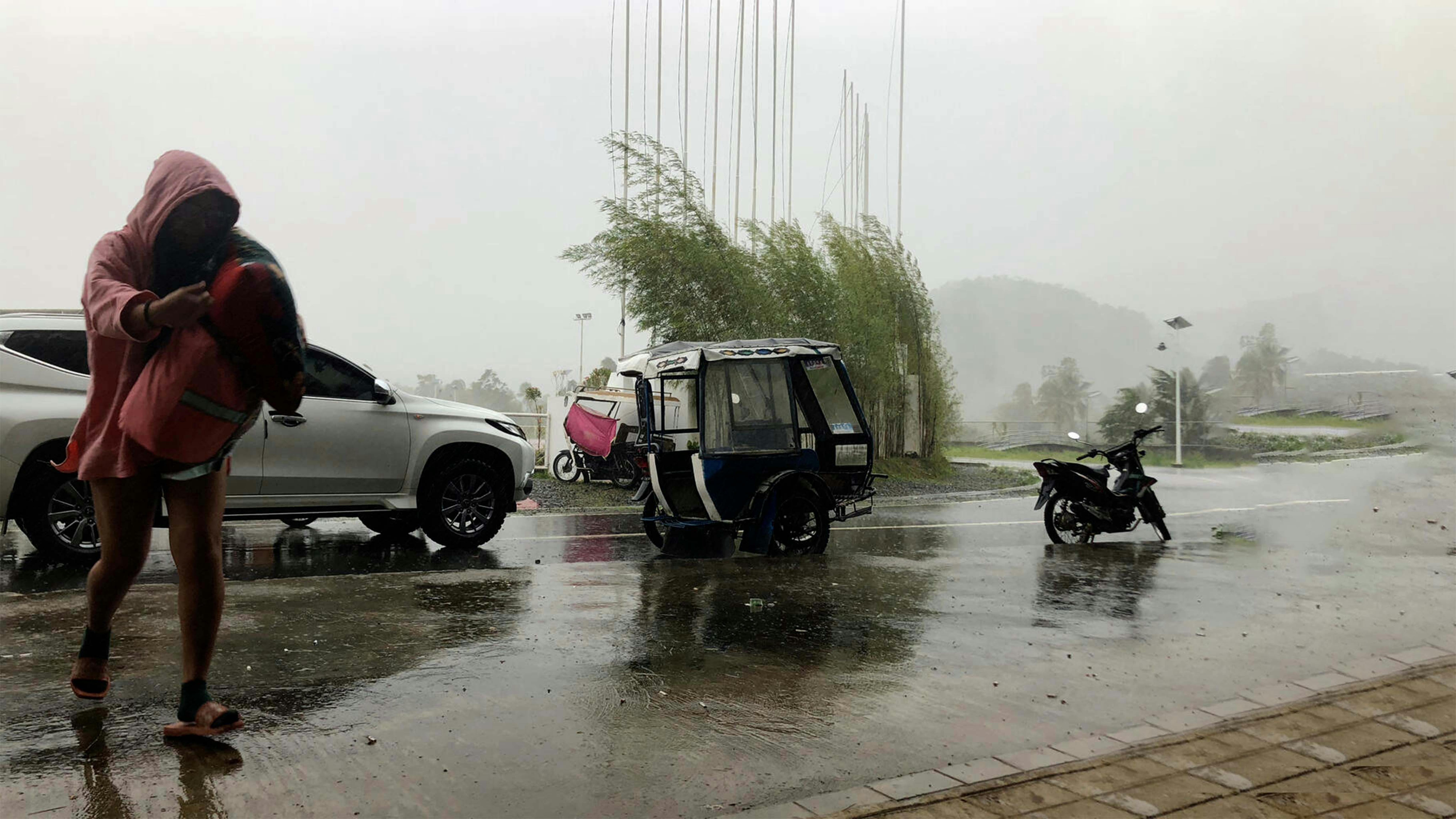 Un turista locale arriva per rifugiarsi in un complesso sportivo trasformato in centro di evacuazione nella città di Dapa, sull'isola di Siargao