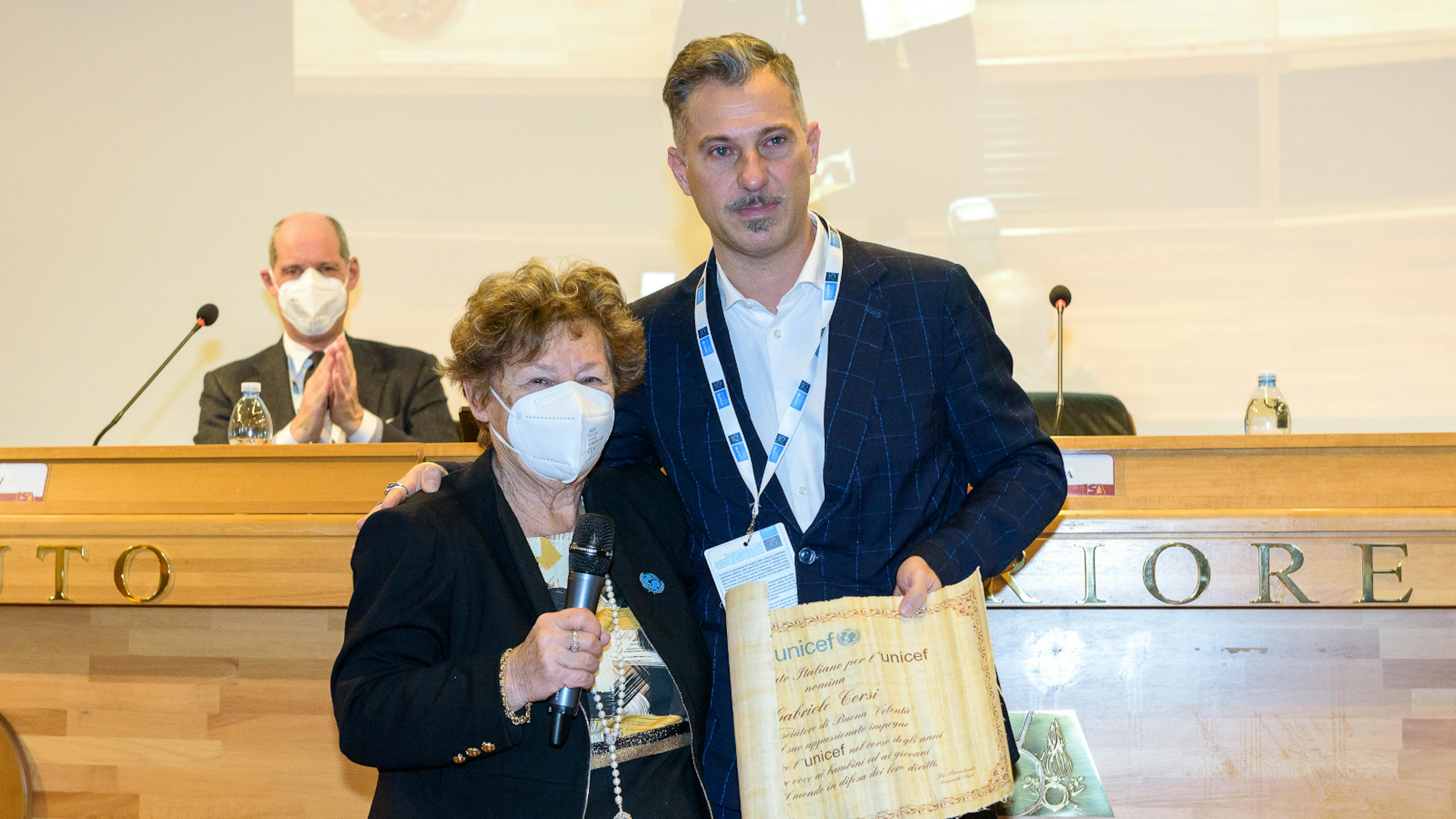 La Presidente dell'UNICEF Italia Carmela Pace insieme al conduttore Gabriele Corsi, visibilmente commosso per la nomina ad Ambasciatore UNICEF