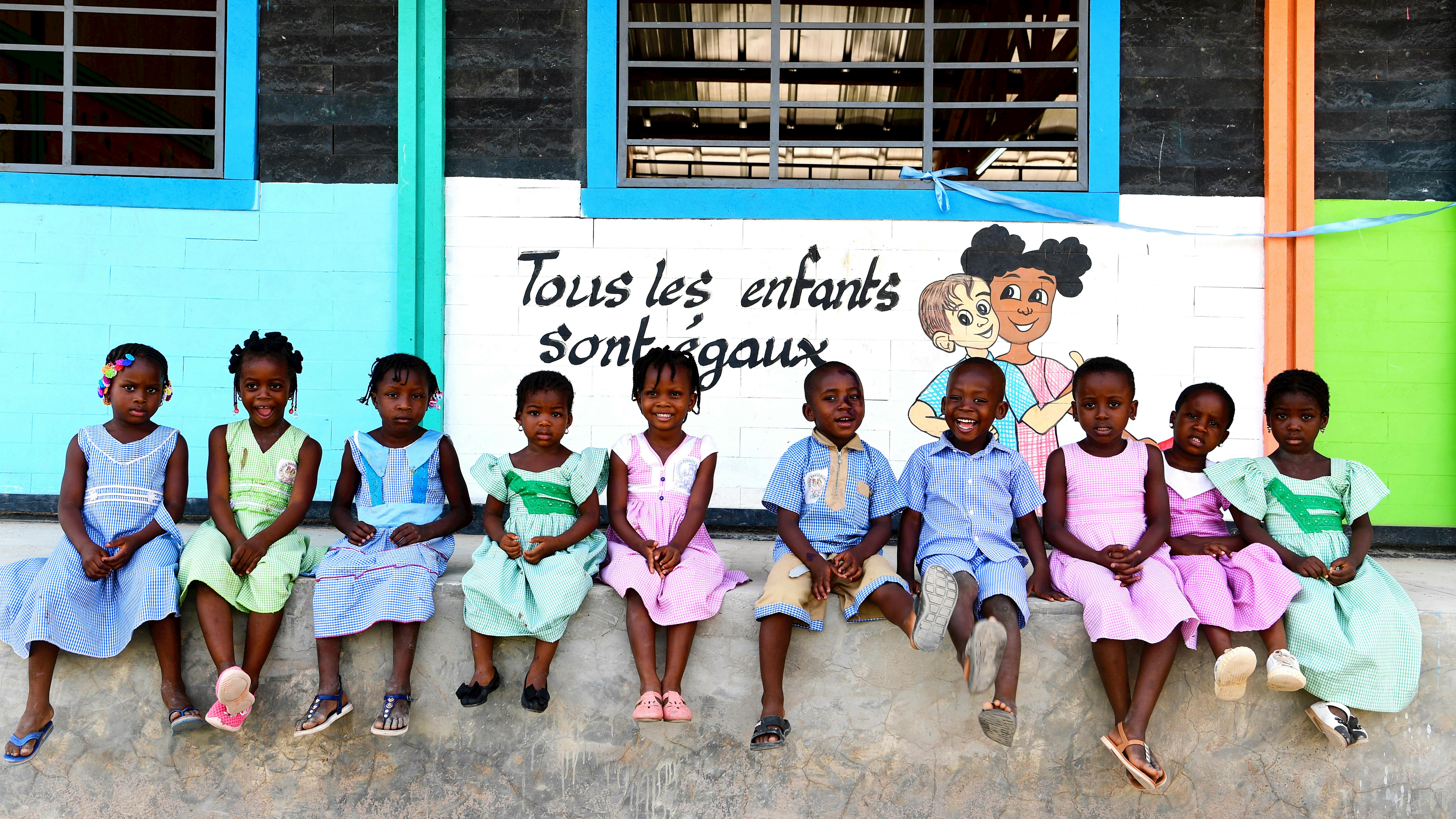 Bambini in età prescolare nel cortile della loro scuola fatto di mattoni di plastica, a Man, nella Costa d'Avorio occidentale.